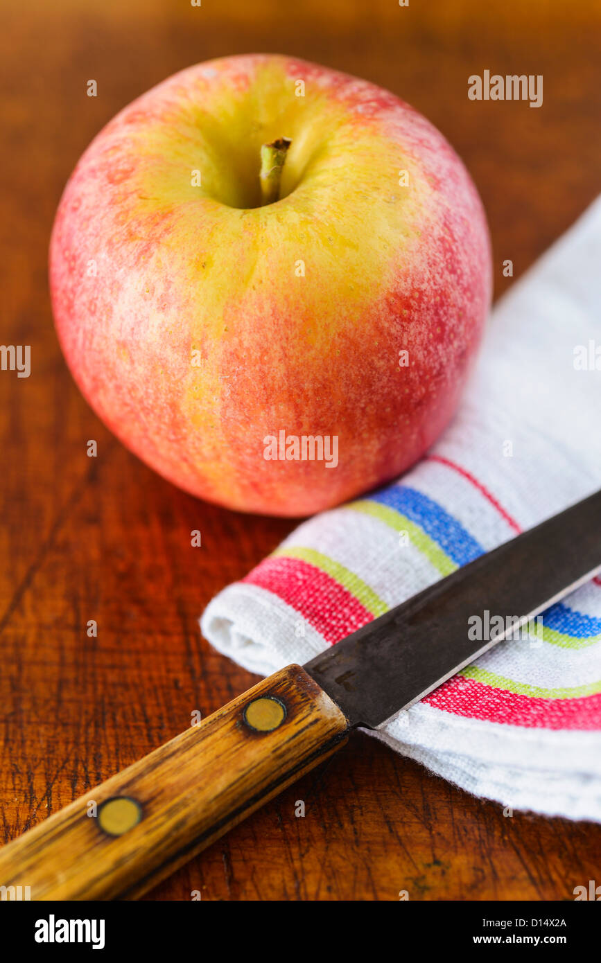 Apple, un chiffon et le couteau Banque D'Images
