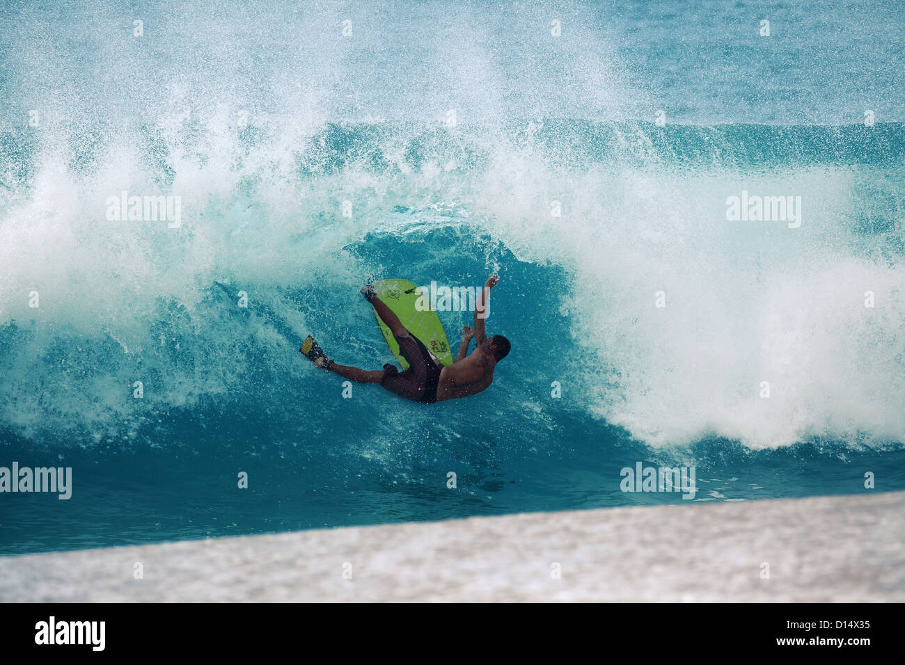 Hawaii, Oahu, Côte-Nord, l'homme élimine le bodyboard en vague géante. Banque D'Images