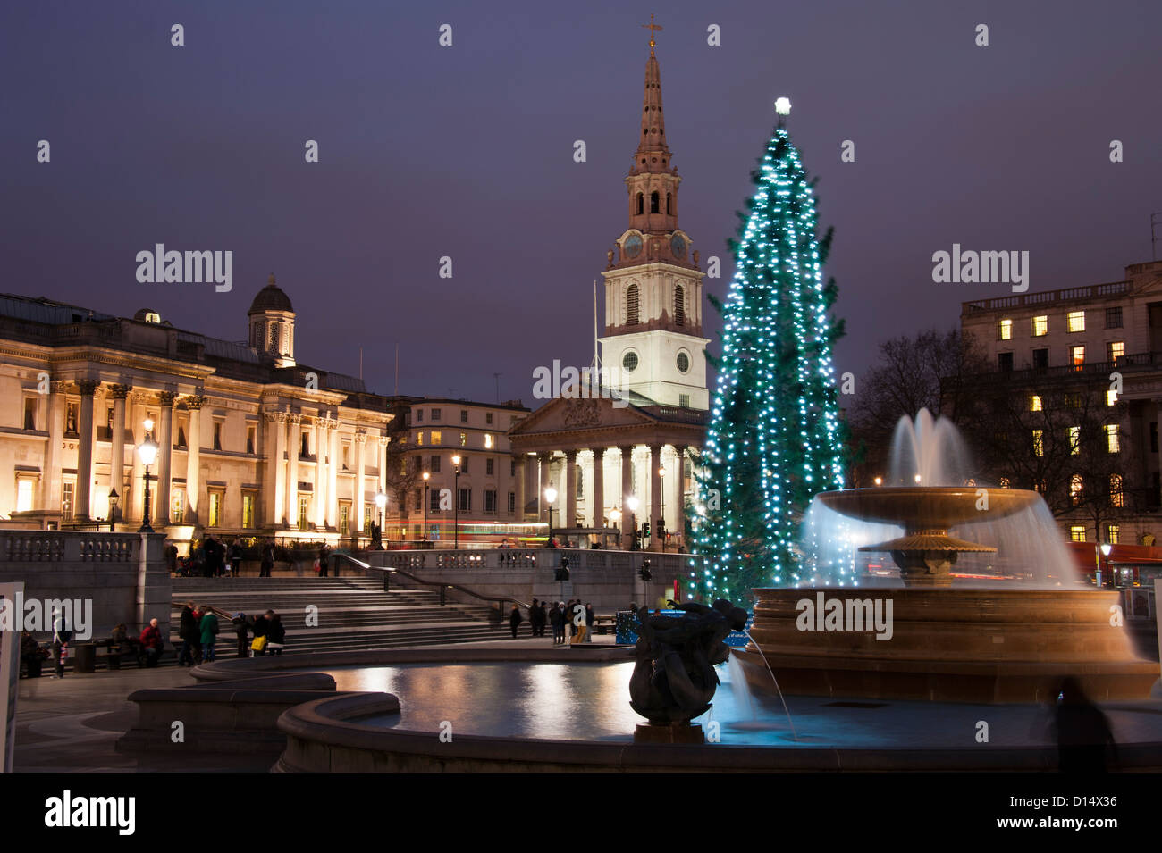 L'arbre de Noël annuel offert par la Norvège à Trafalgar Square, Londres. Banque D'Images