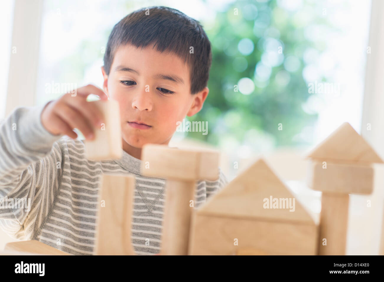 USA, New Jersey, Jersey City, Boy (6-7) Playing with toy blocks Banque D'Images