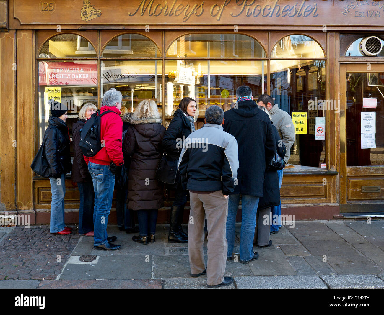 Personnes regardant dans une vitrine de magasin. Banque D'Images