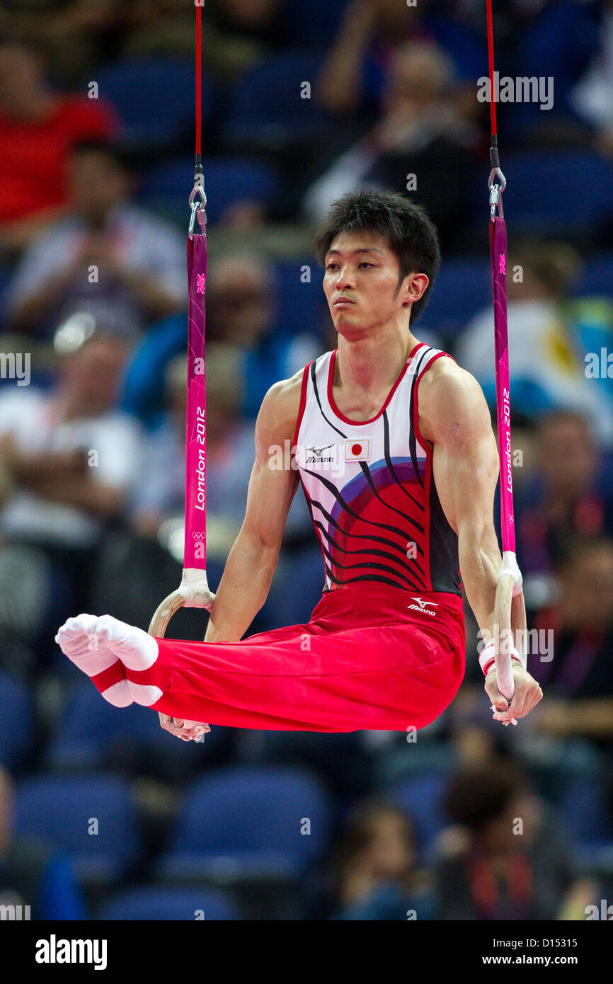 Kazuhito Tanaka (JPN) qui se font concurrence sur les segments au cours de l'équipe masculine de qualification gymnastique aux Jeux Olympiques d'été Banque D'Images
