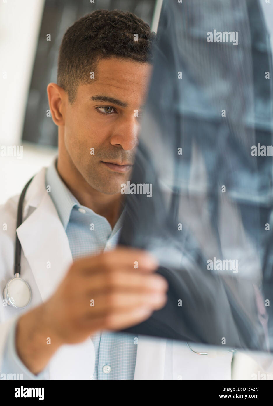 USA, New Jersey, Jersey City, médecin homme lecture irm Banque D'Images