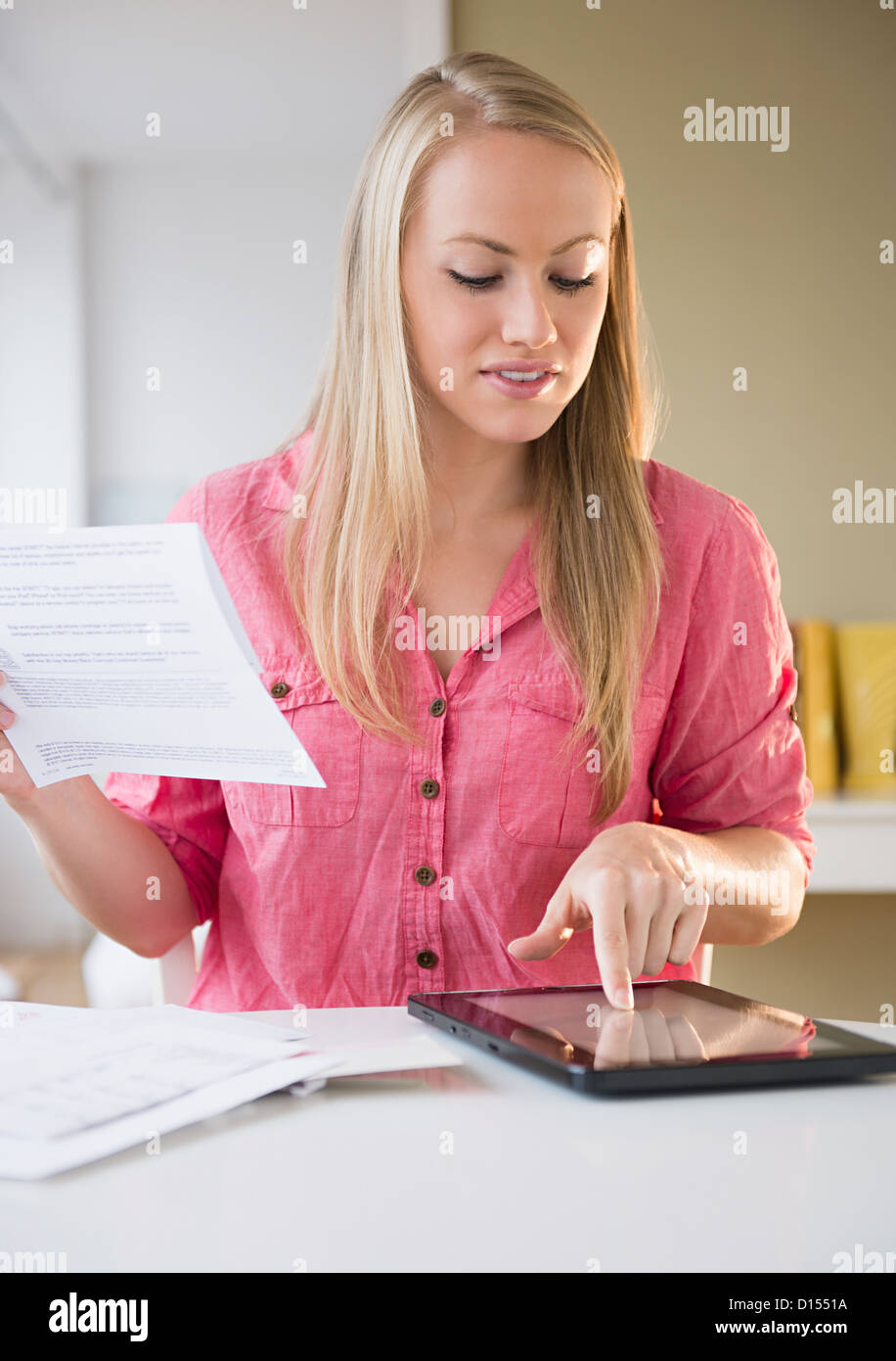USA, New Jersey, Jersey City, young woman using digital tablet Banque D'Images