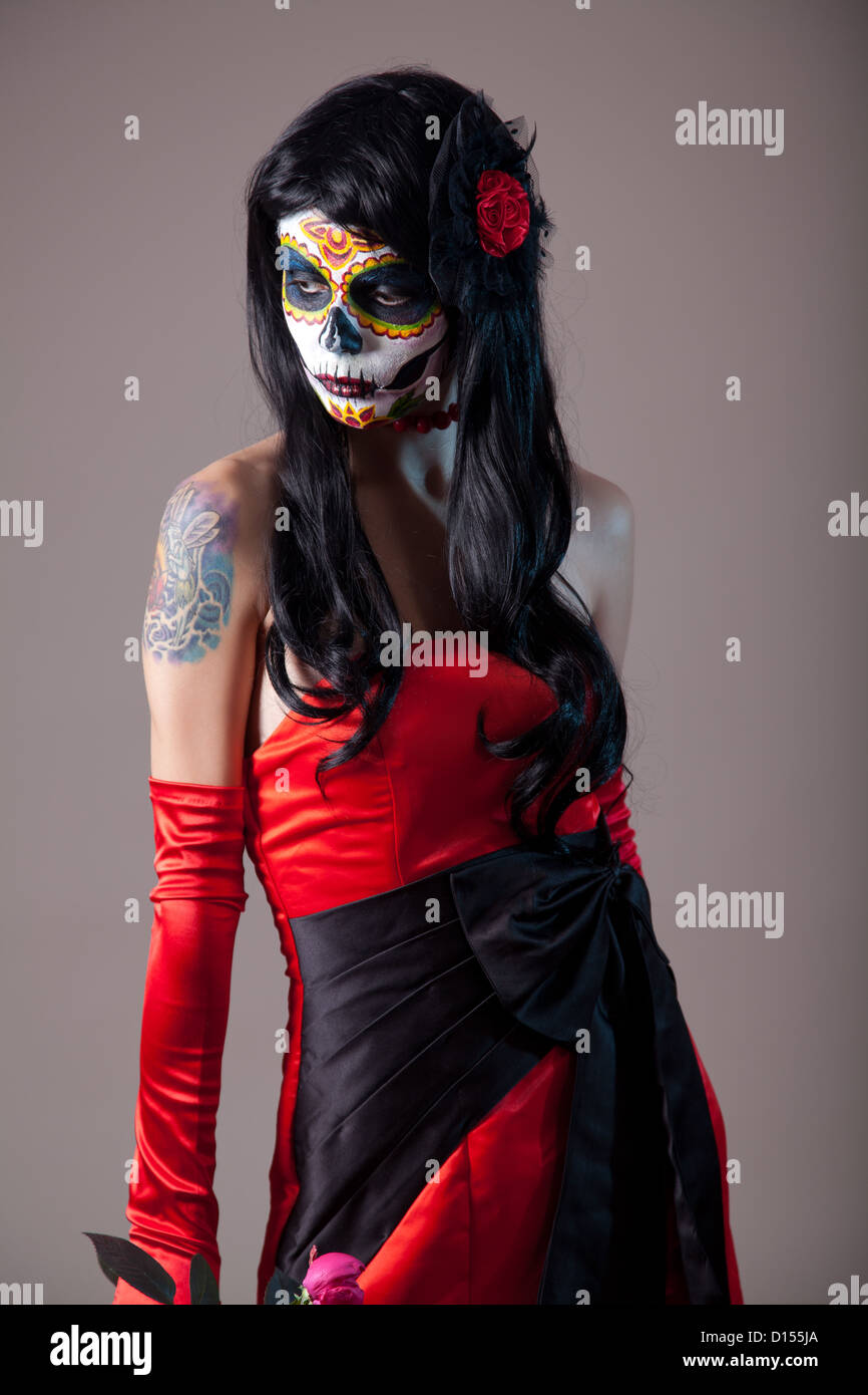 Crâne en sucre Girl in red robe de soirée, studio shot Banque D'Images