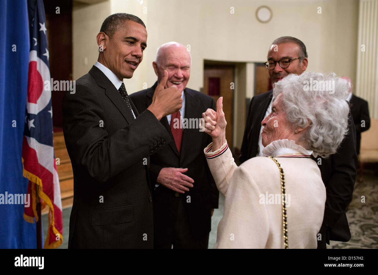 Le président américain Barack Obama et Annie Glenn, épouse de l'ancien sénateur John Glenn chaque message d'autres à la suite d'un événement à l'Ohio State University le 9 octobre 2012 à Columbus, Ohio Banque D'Images