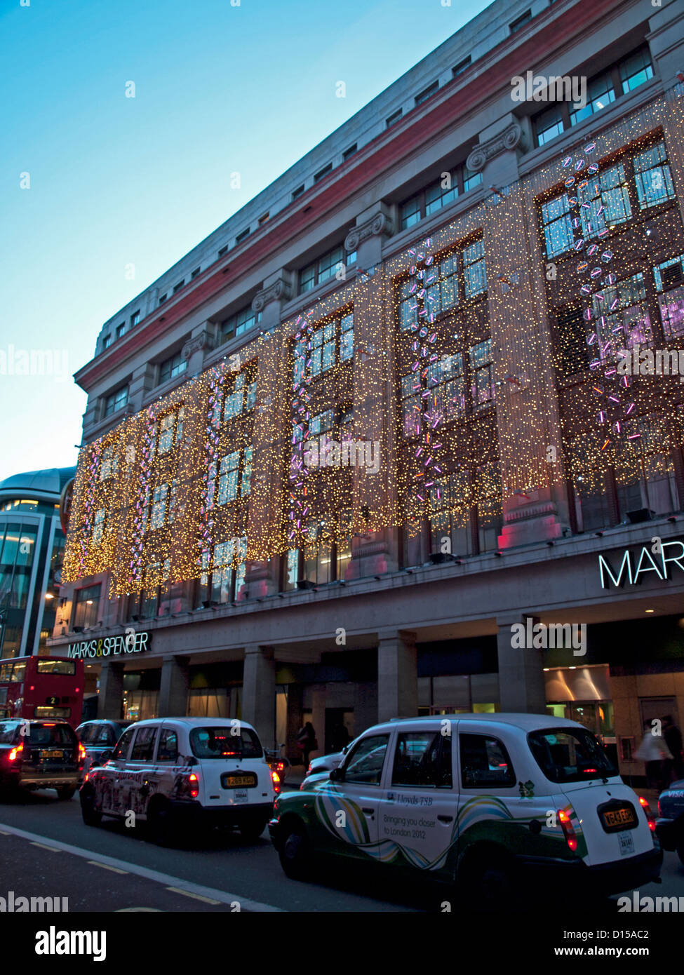 Des taxis à proximité de Oxford Street montrant Marks & Spencers en arrière-plan, City of Westminster, London, England, United Kingdom Banque D'Images
