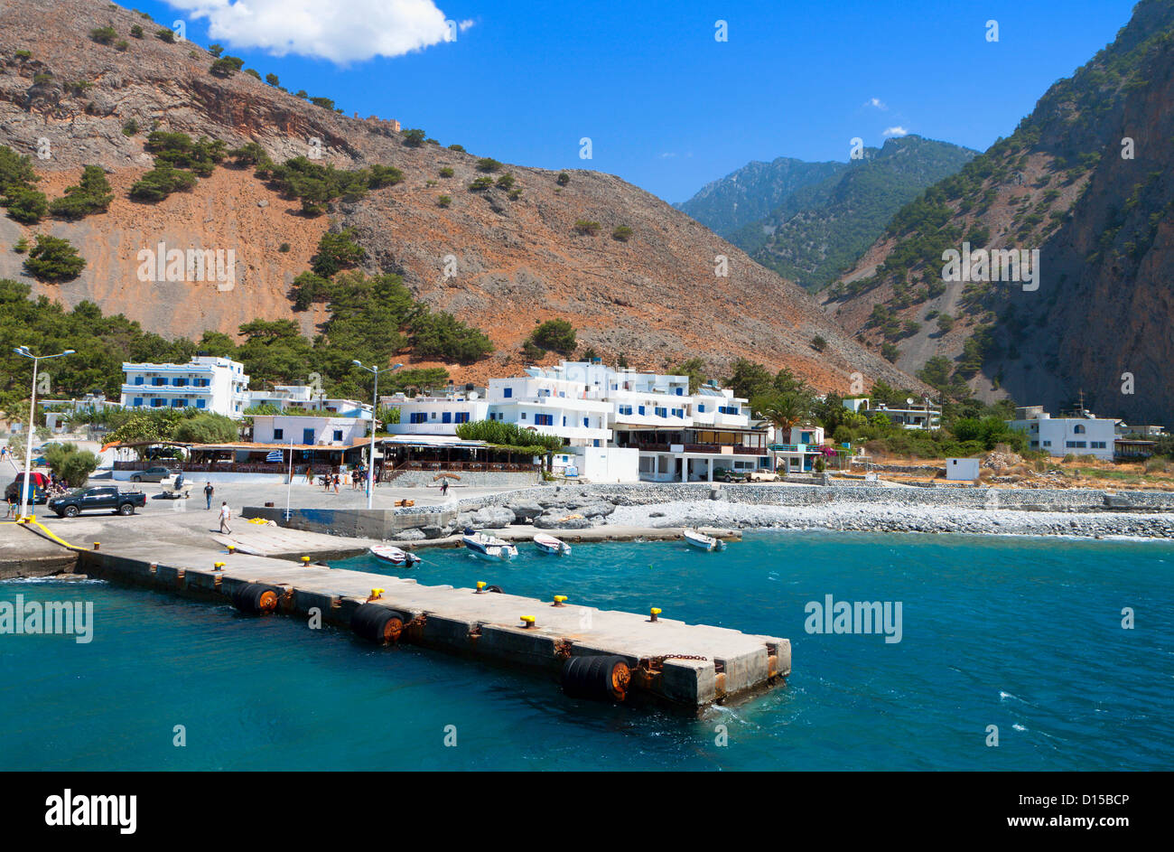 La baie d'Aghia Roumeli et la sortie de la gorge de Samaria à l'île de Crète en Grèce Banque D'Images