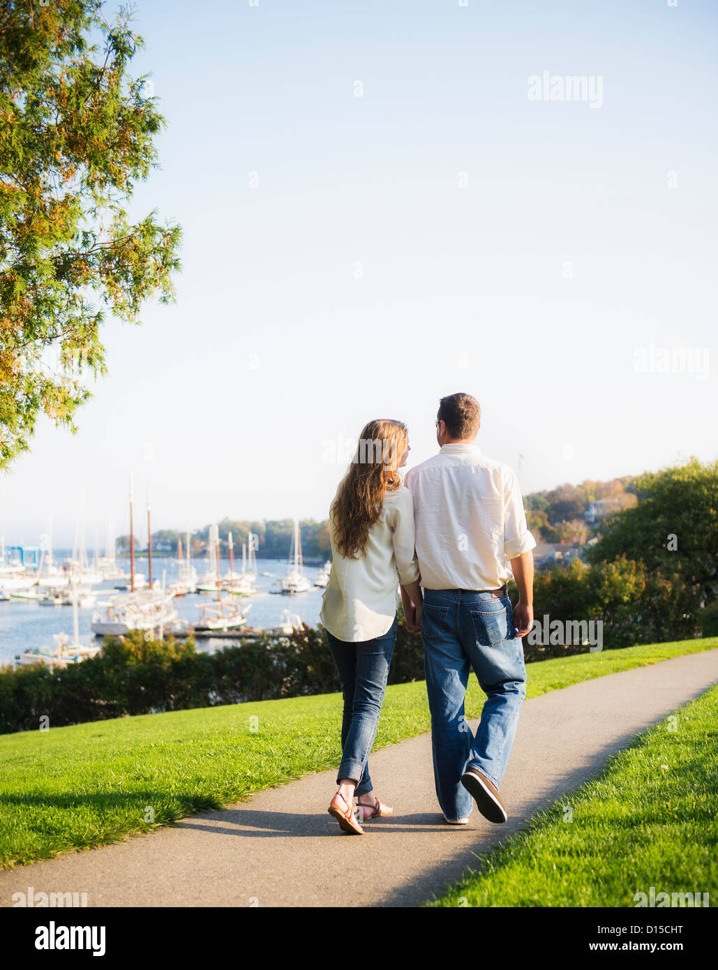 USA (Maine), Camden, Couple walking with Harbour en arrière-plan Banque D'Images