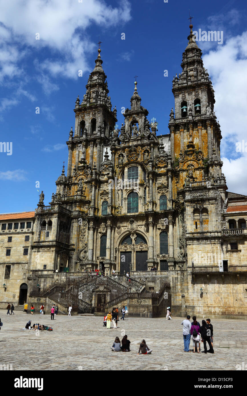 Touristes à Praza do Obradoiro / Plaza del Obradoiro et façade ouest de la cathédrale , Saint-Jacques-de-Compostelle , Galice , Espagne Banque D'Images