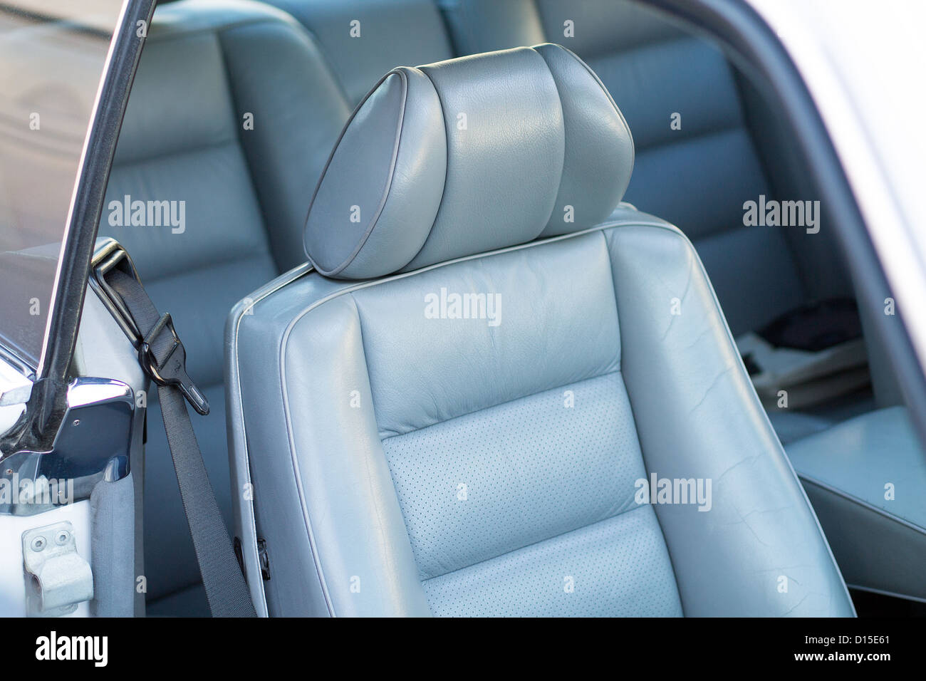 Siège en cuir gris dans une voiture de luxe Banque D'Images