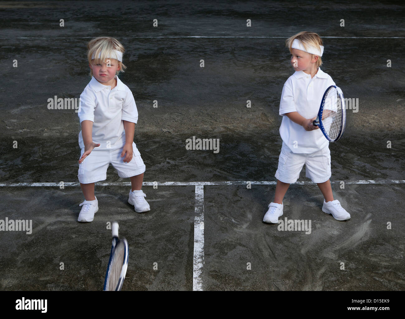 USA, Arizona, Texarkana, deux garçons (2-3 ans) à jouer au tennis Banque D'Images
