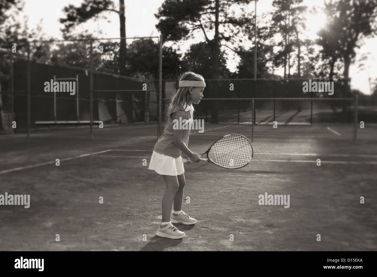 USA, Arizona, Texarkana, Girl (6-7 ans) à jouer au tennis Banque D'Images