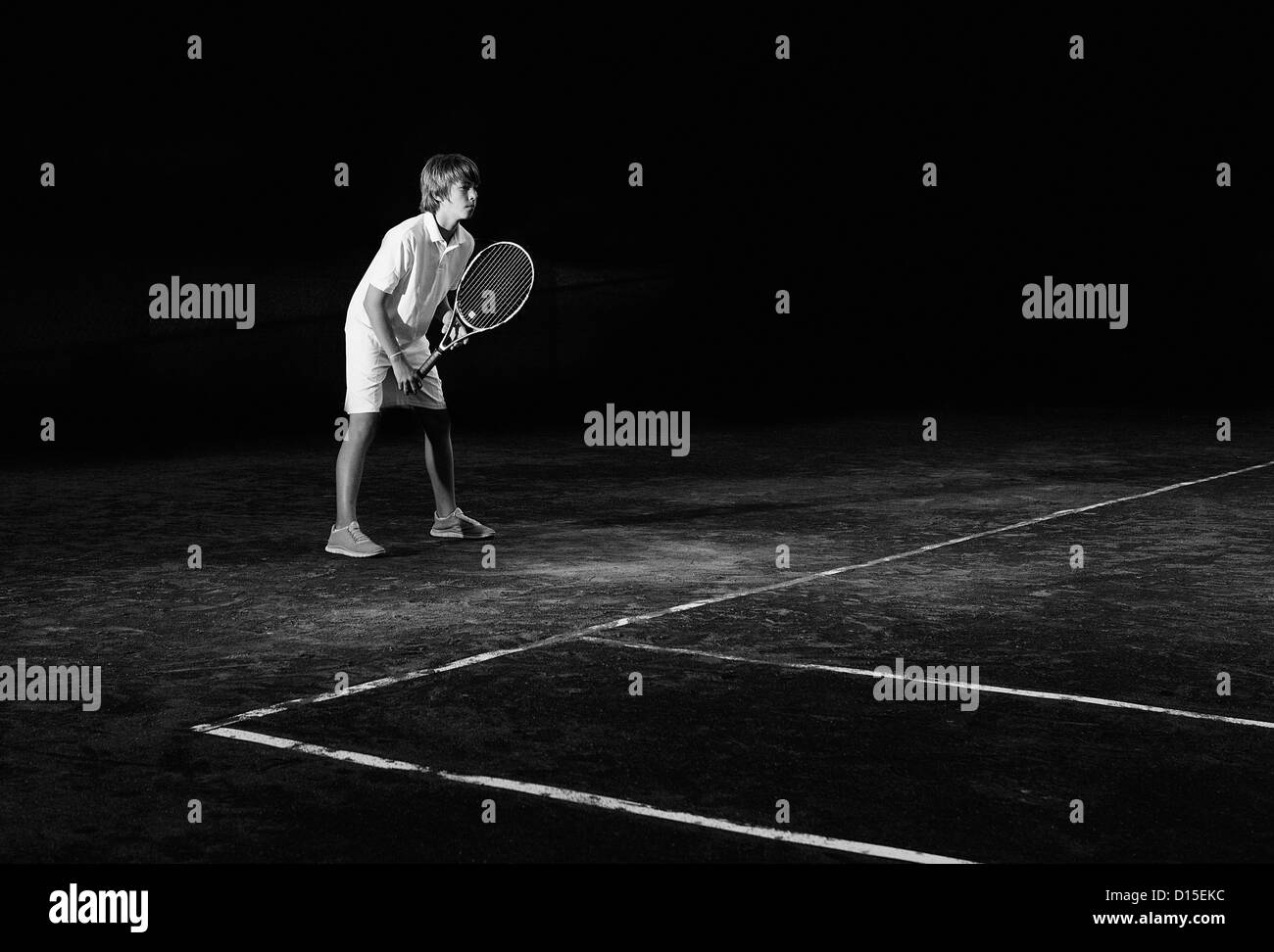 USA, Arizona, Texarkana, Boy (10-11 ans) à jouer au tennis Banque D'Images