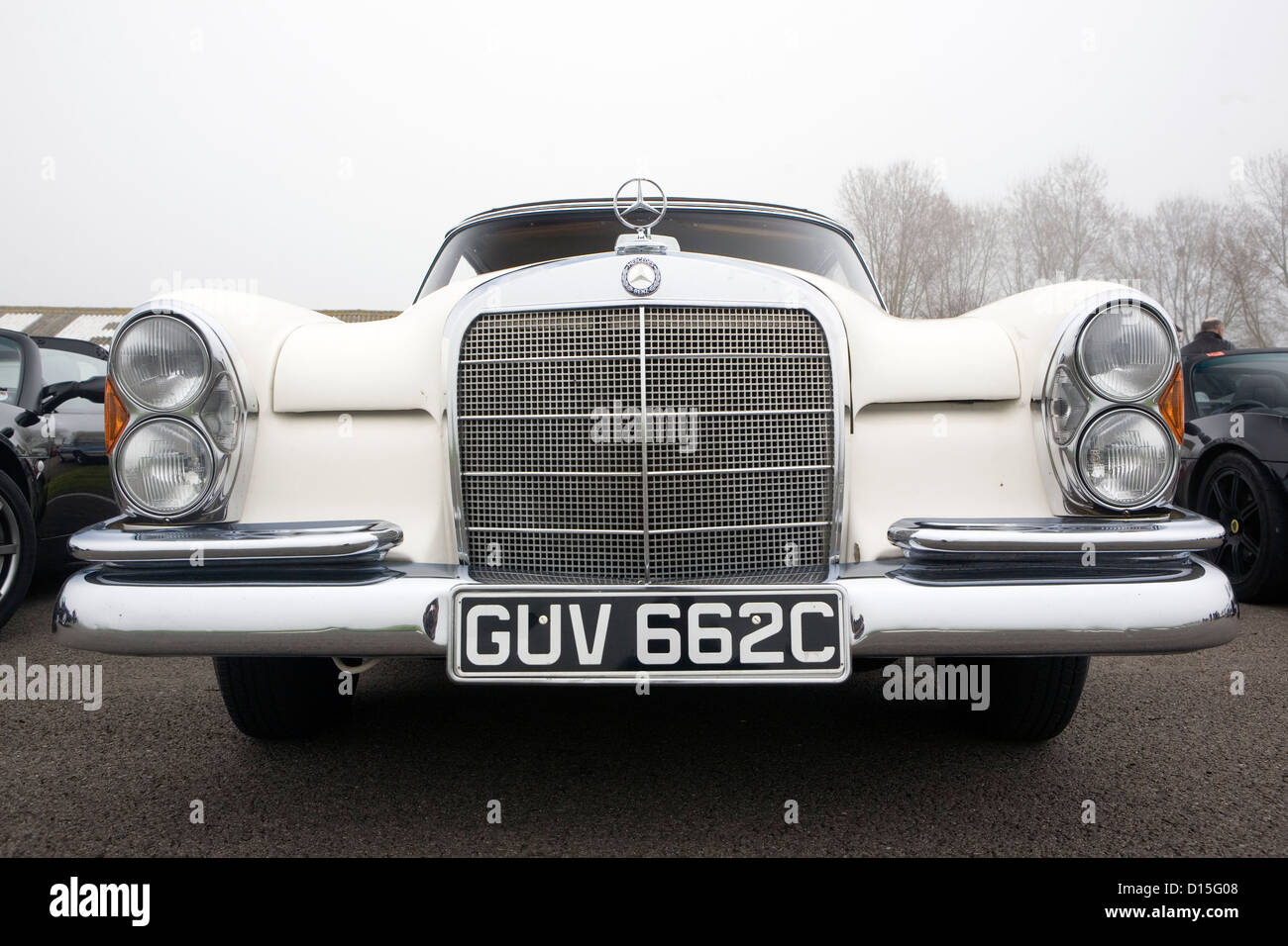 La vue de face, de l'insigne et le radiateur d'une berline Mercedes vintage. Banque D'Images