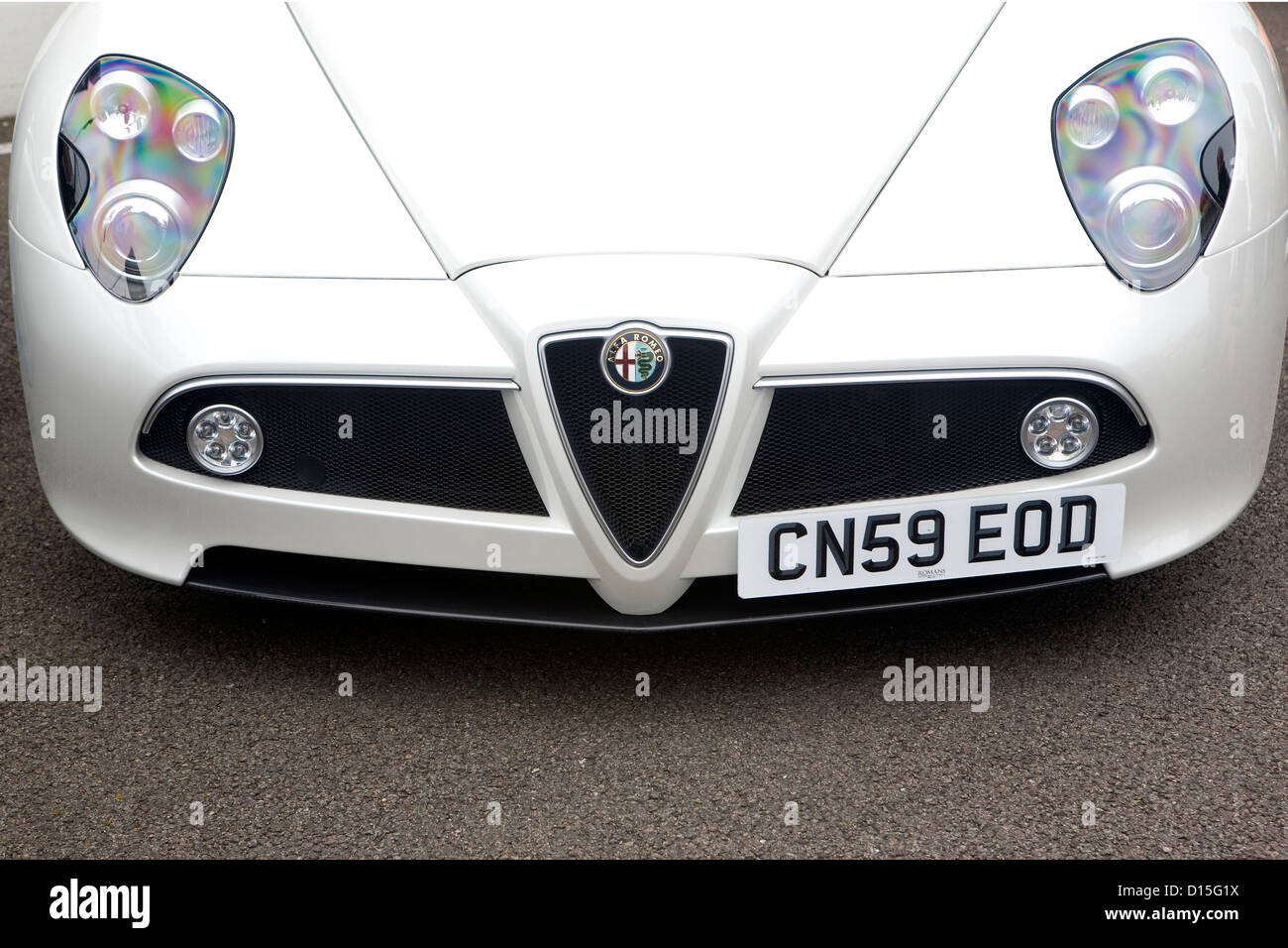 L'avant d'un insigne et d'un grill Alfa Romeo 8C Competizione supercar. Banque D'Images