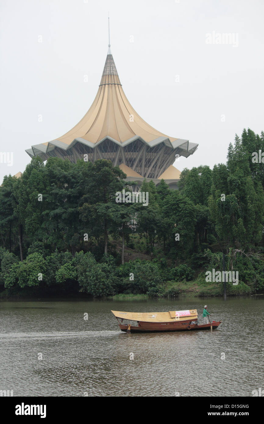 Bateau à passagers transportant sampan rivière Sarawak Kuching, édifice de l'Assemblée de l'État avec en arrière-plan Banque D'Images