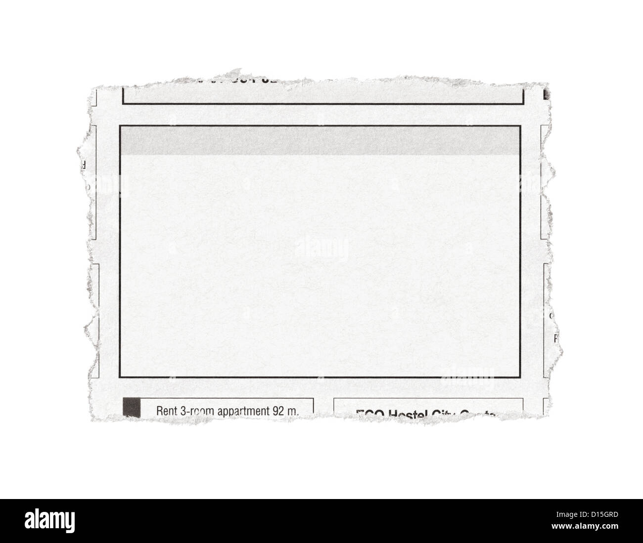 Morceau de papier avec l'espace publicitaire arrachés de journal. Isolé sur blanc. Banque D'Images