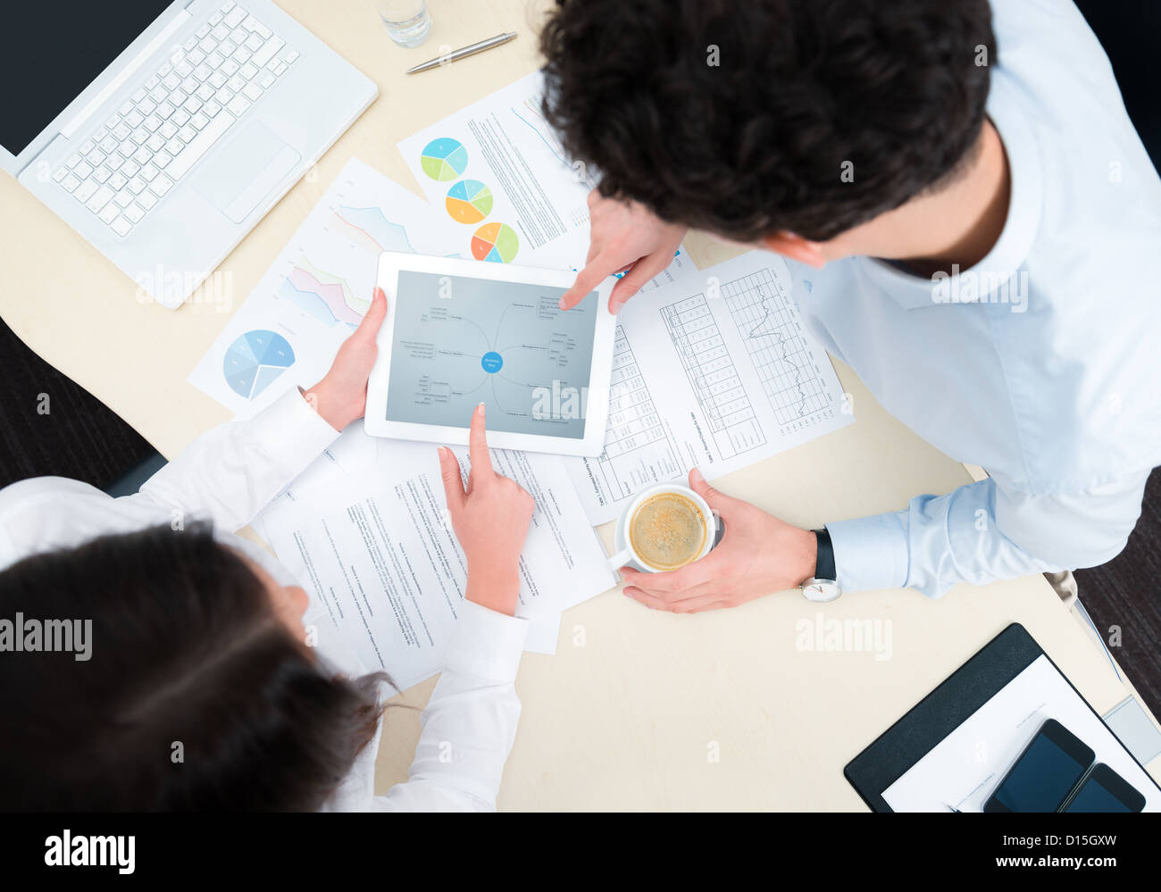 L'équipe de l'entreprise travaillant sur un nouveau plan d'affaires avec ordinateur numérique moderne. Vue supérieure de la photo. Banque D'Images