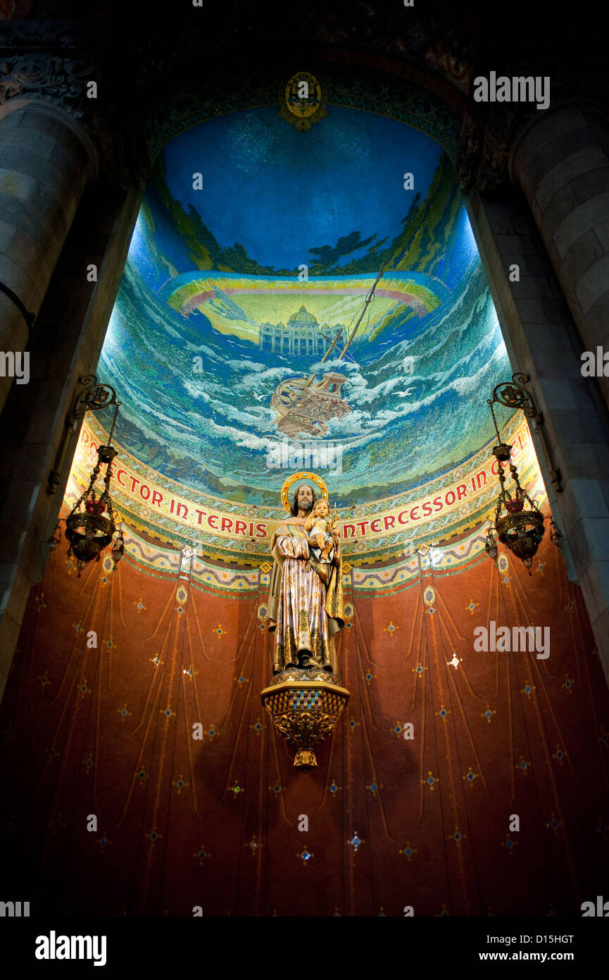 Barcelone, Espagne : Autel dédié à Saint Joseph dans l'Église Expiatoire du Sacré-Cœur de Jésus dans la colline du Tibidabo Banque D'Images