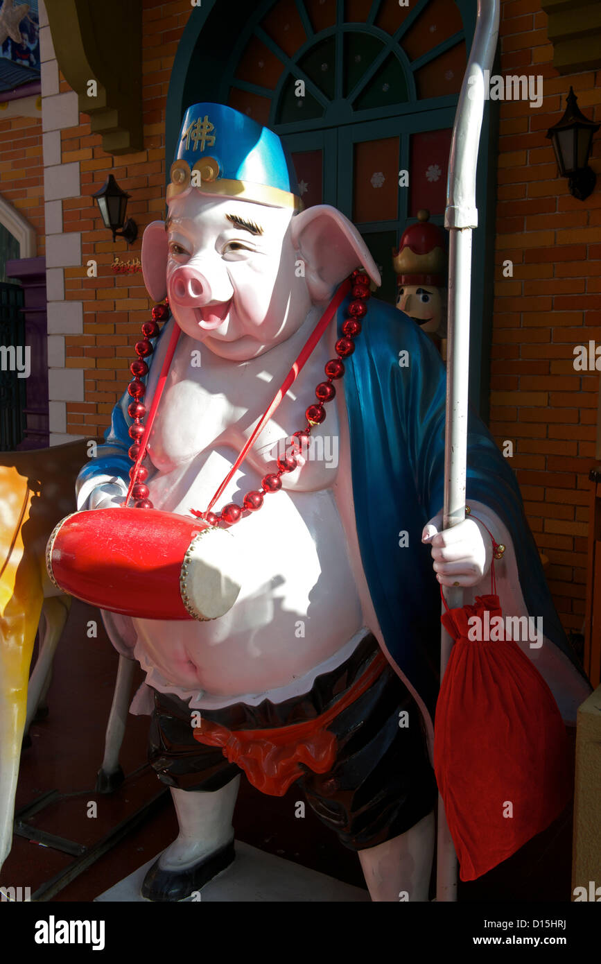 Zhu Bajie(Pigsy ou cochon), qui est l'une des trois aides de Xuanzang dans le roman chinois classique Voyage vers l'Ouest, est décoré pour célébrer Noël à l'extérieur d'un marché de produits de base le 8 décembre 2012 à Pékin, en Chine. Banque D'Images