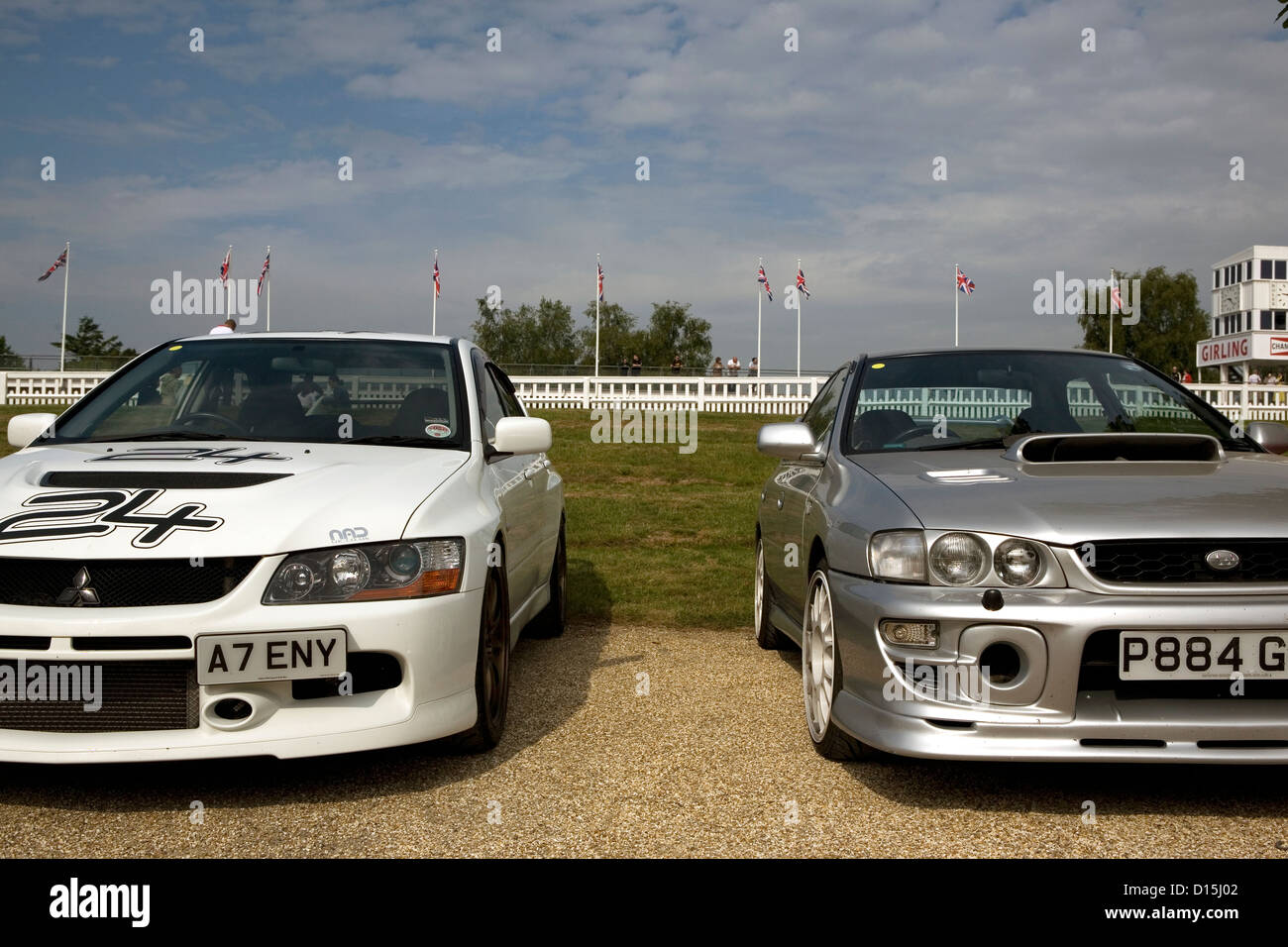 Pour la route, deux voitures de rallye sur l'affichage à une exposition de voiture. Banque D'Images