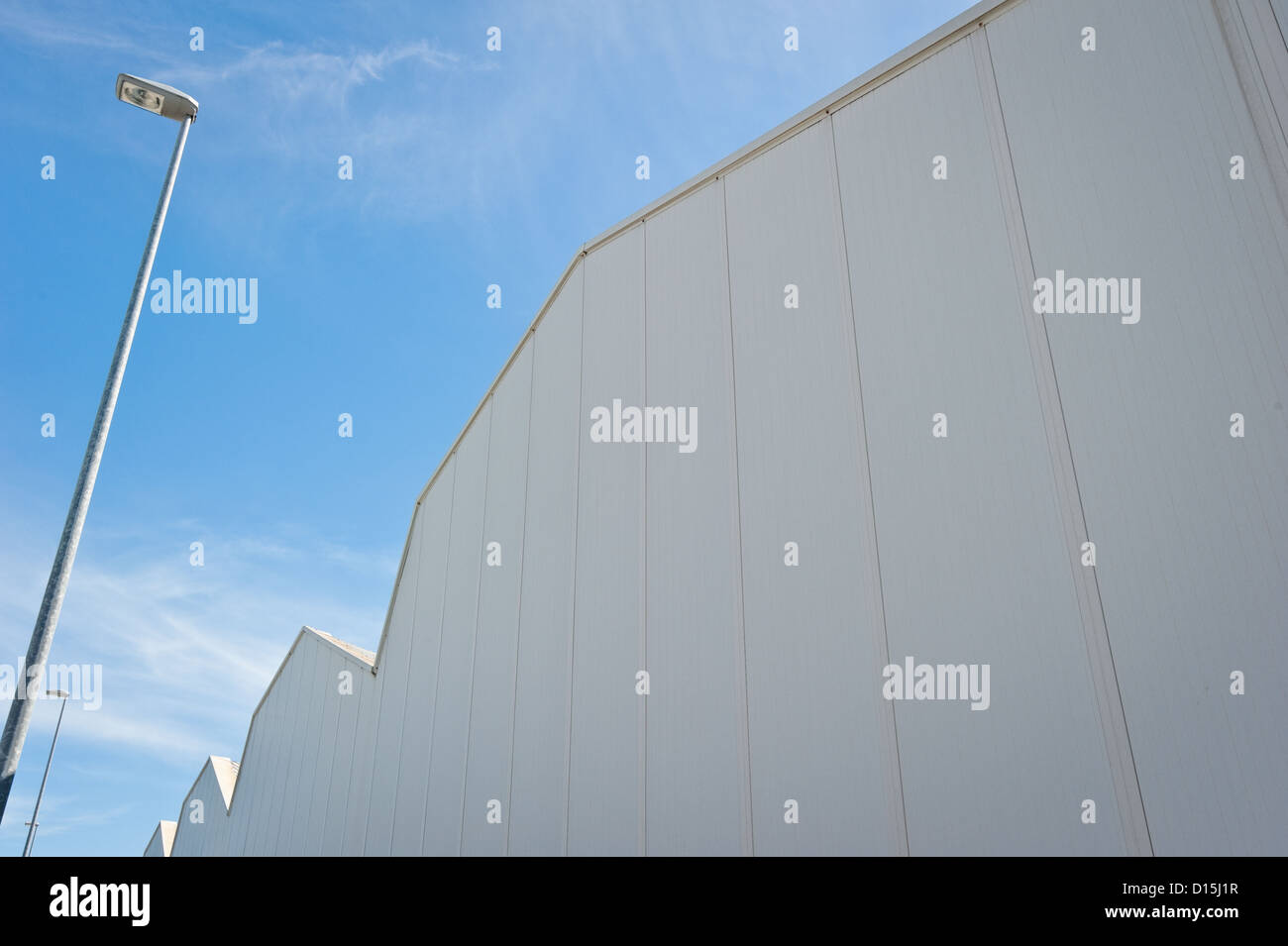 Façade d'une usine et d'un lampadaire dans le parc industriel près de Santander dans le Nord de l'Espagne Banque D'Images