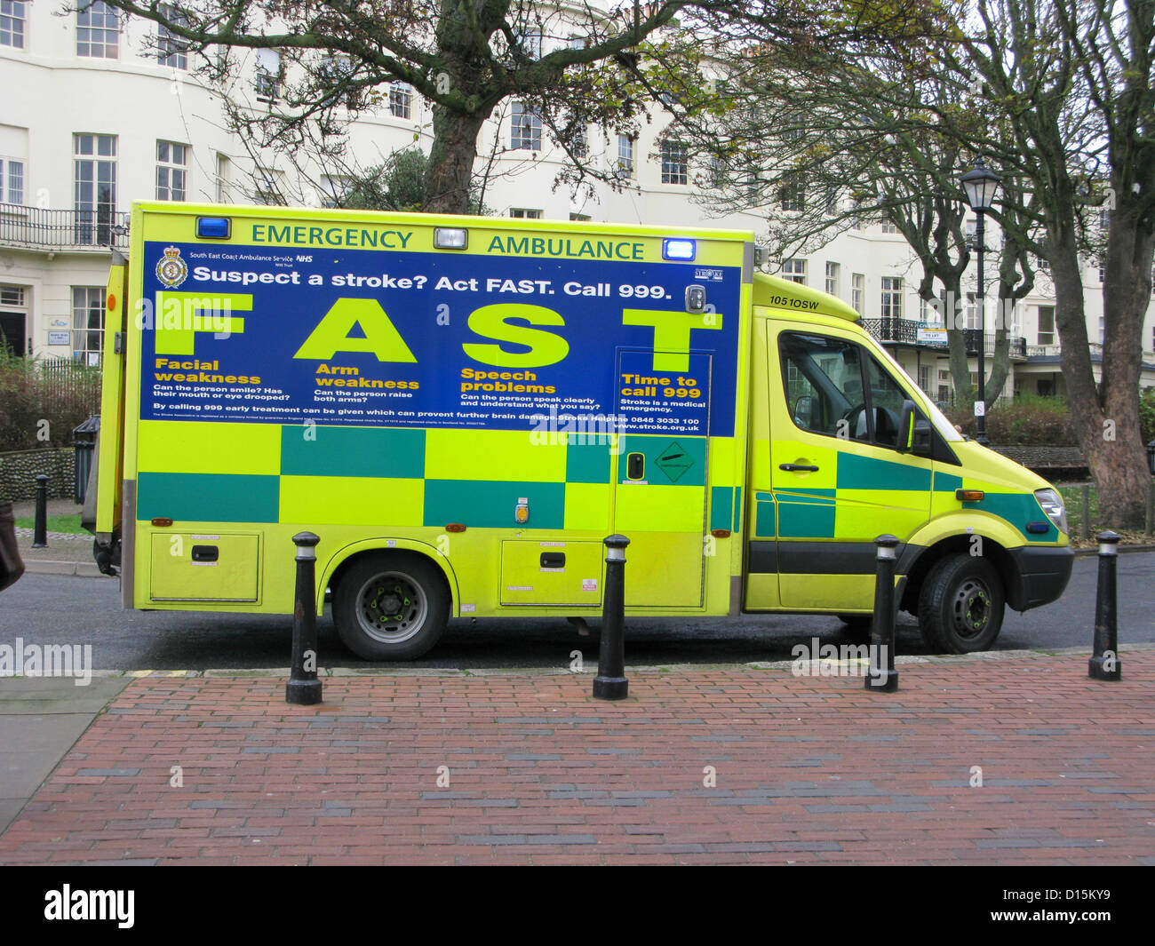 Sussex Ambulance Service unité paramédicale assistant à une urgence à Worthing town center shopping sont West Sussex Banque D'Images