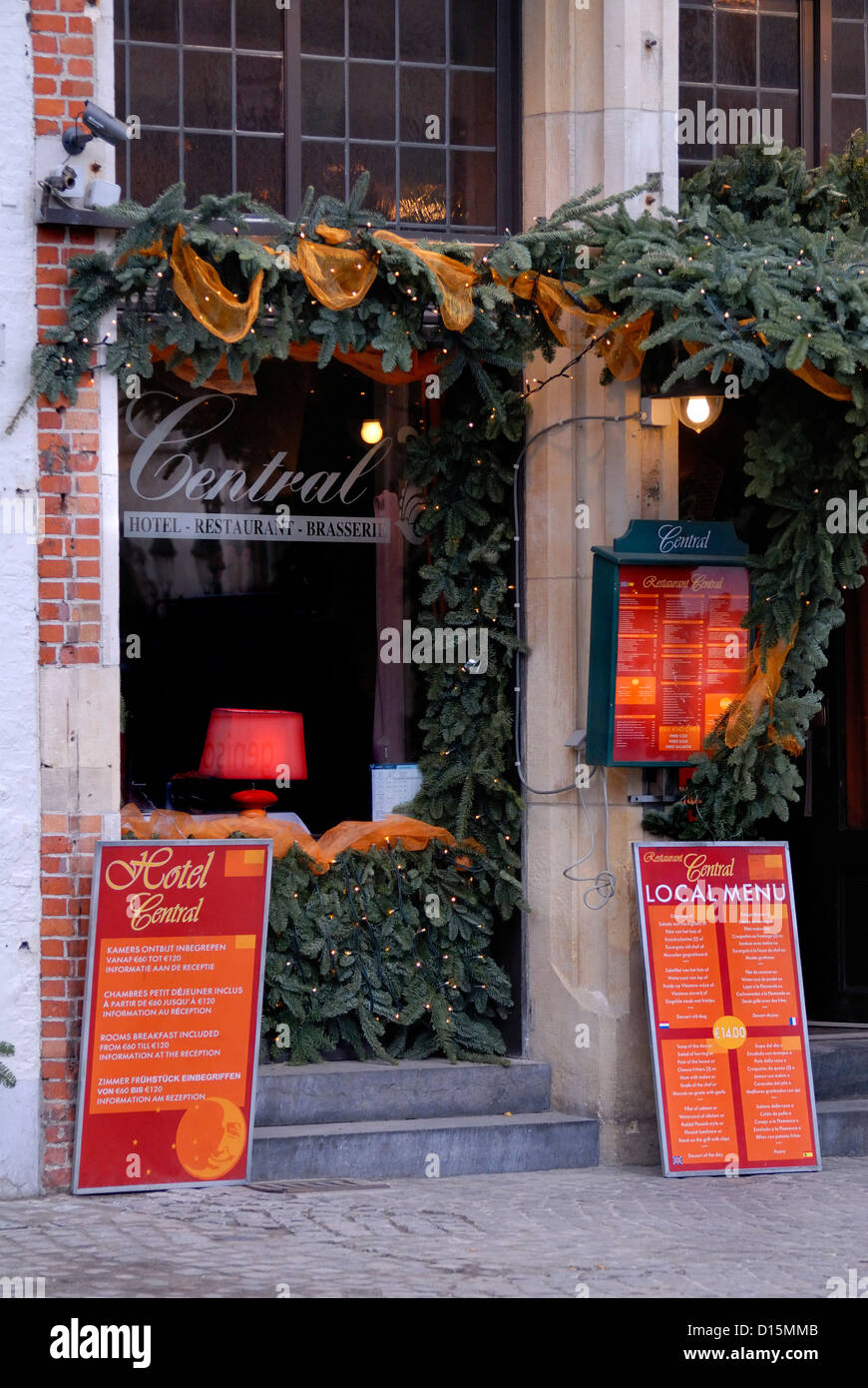 Bruges / Brugge, Belgique. Restaurant sur place Grote Markt (place du marché) avec des décorations de Noël Banque D'Images