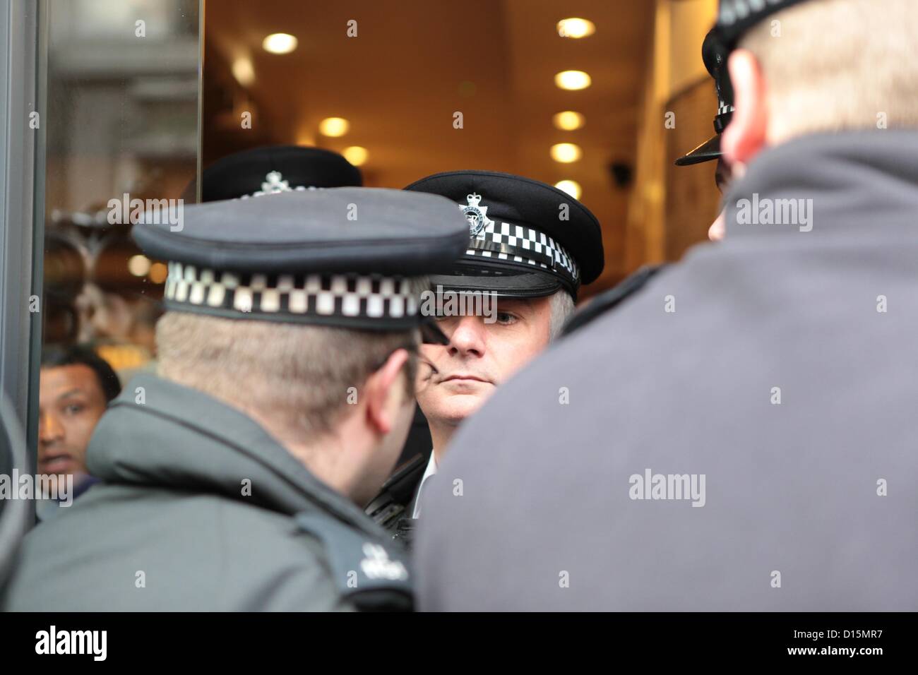 Londres, Royaume-Uni. 8 décembre 2012. Les défenseurs de l'impôt à partir de UK Uncut de protestation devant la direction de Starbucks à Conduit Street au centre de Londres aujourd'hui scander 'payer vos impôts". Les manifestants affirment la filière du café n'est pas payer assez d'impôt. Crédit : George Henton/Alamy Live News Banque D'Images