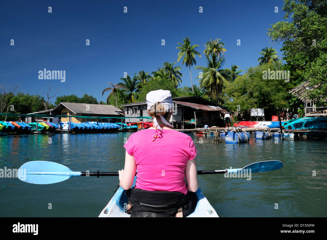 Kayak kayak de mer femelle femme Ao Thalane Thaïlande Krabi Ao Nang bay Phang Nga activité aventure Banque D'Images