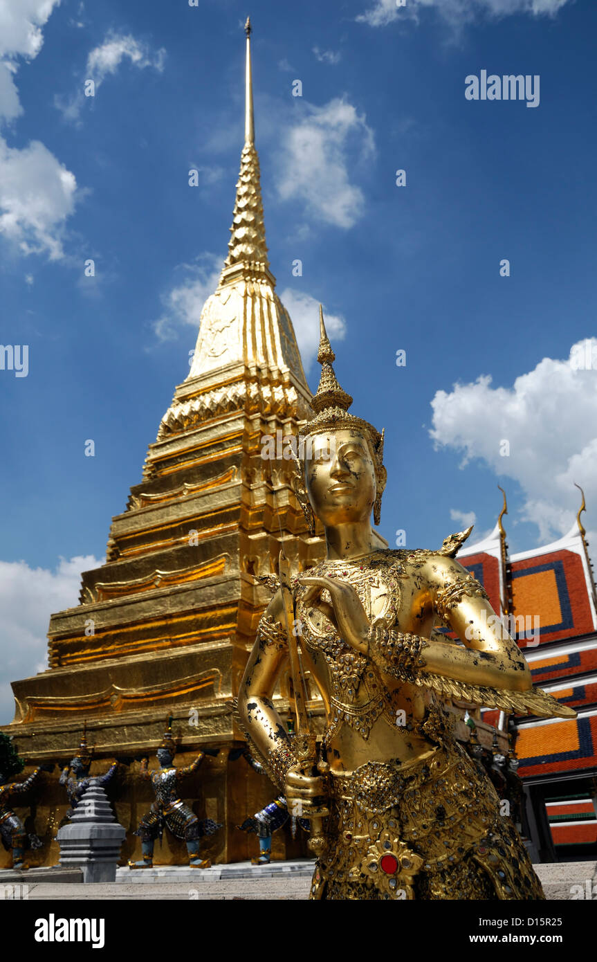 Grand Palace Bangkok Thaïlande Wat Phra Kaew Temple du Bouddha Émeraude or kinnara femme oiseau créature mythologique Banque D'Images