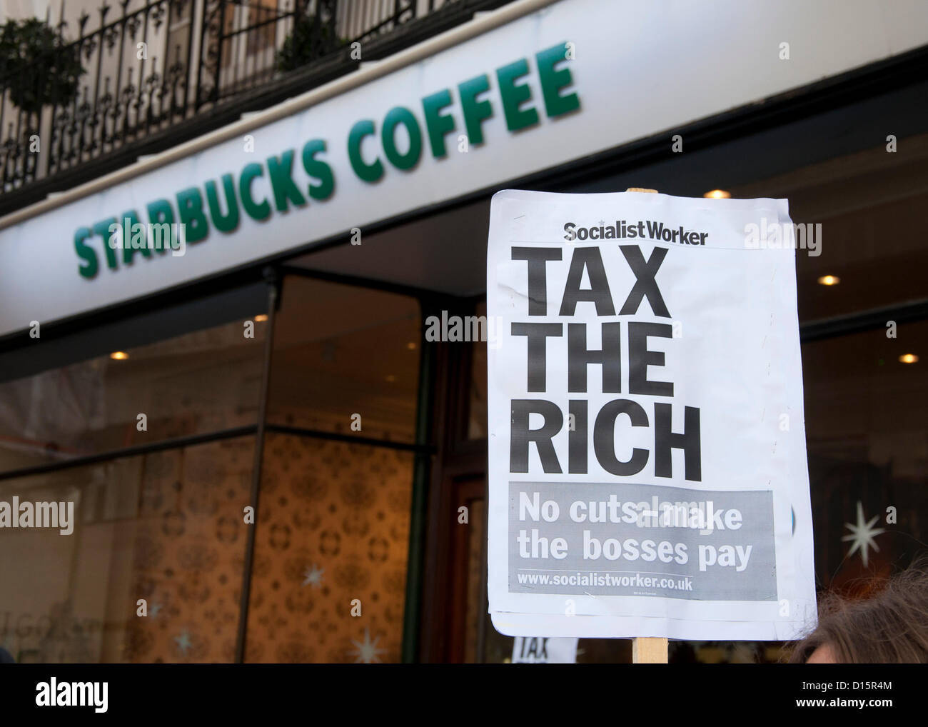 8 décembre 2012, Londres ; des pancartes à l'extérieur de Starbucks dans Vigo Street, Londres au cours d'une manifestation contre la filière du café a l'évitement fiscal. Banque D'Images