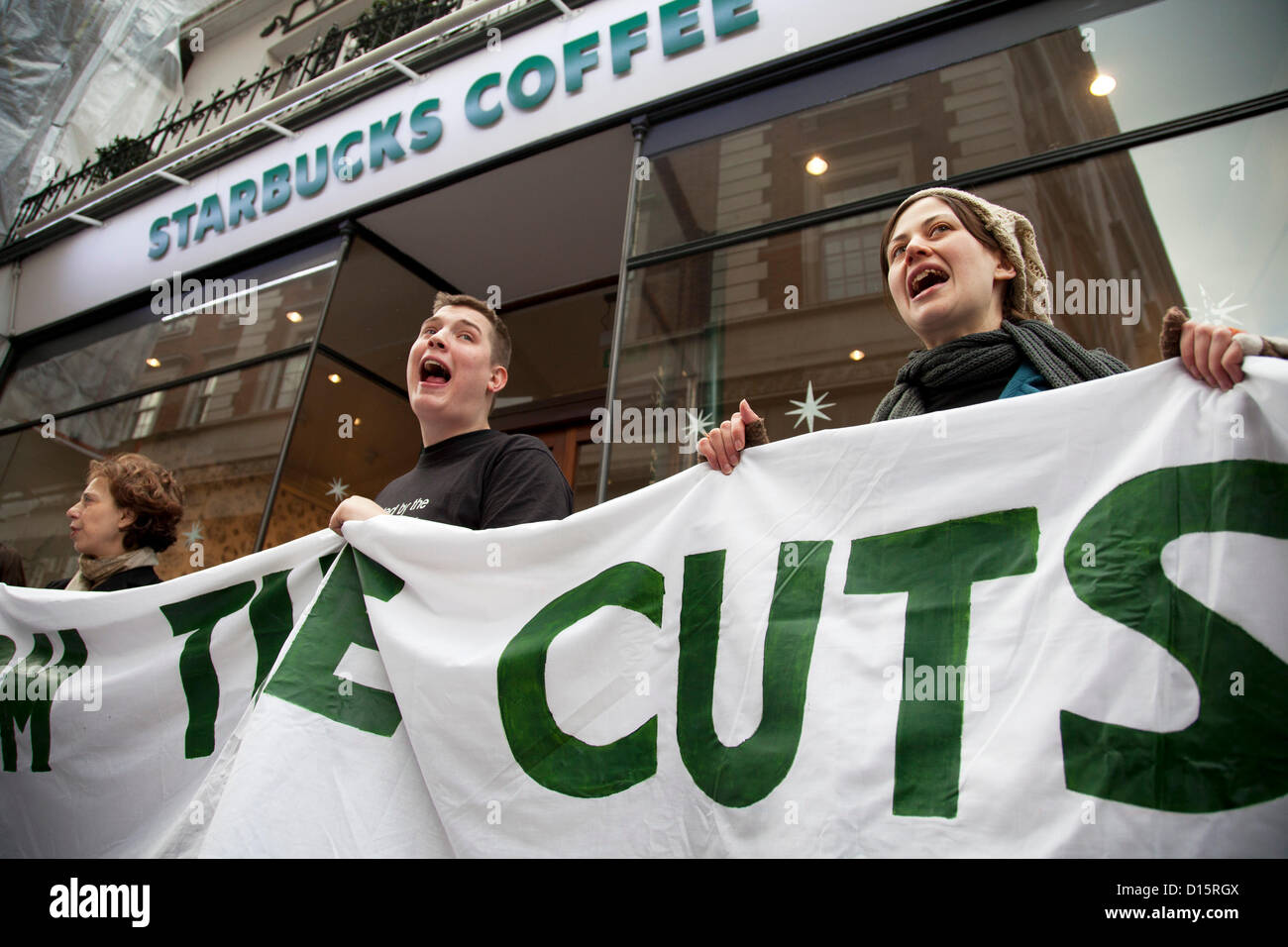 Londres, Royaume-Uni. Samedi 8 décembre 2012. UK Uncut protester contre des militants de l'évitement fiscal par Starbucks. En dépit de l'engagement de l'entreprise de payer des millions de livres supplémentaires de l'impôt sur les sociétés pour les deux prochaines années, plus de 40 de leurs cafés faisaient partie d'une manifestation nationale. Les organisateurs indiquent que la compagnie de café est promesse de payer £20m est "une tentative désespérée de détourner l'opinion publique" de lui-même. Banque D'Images