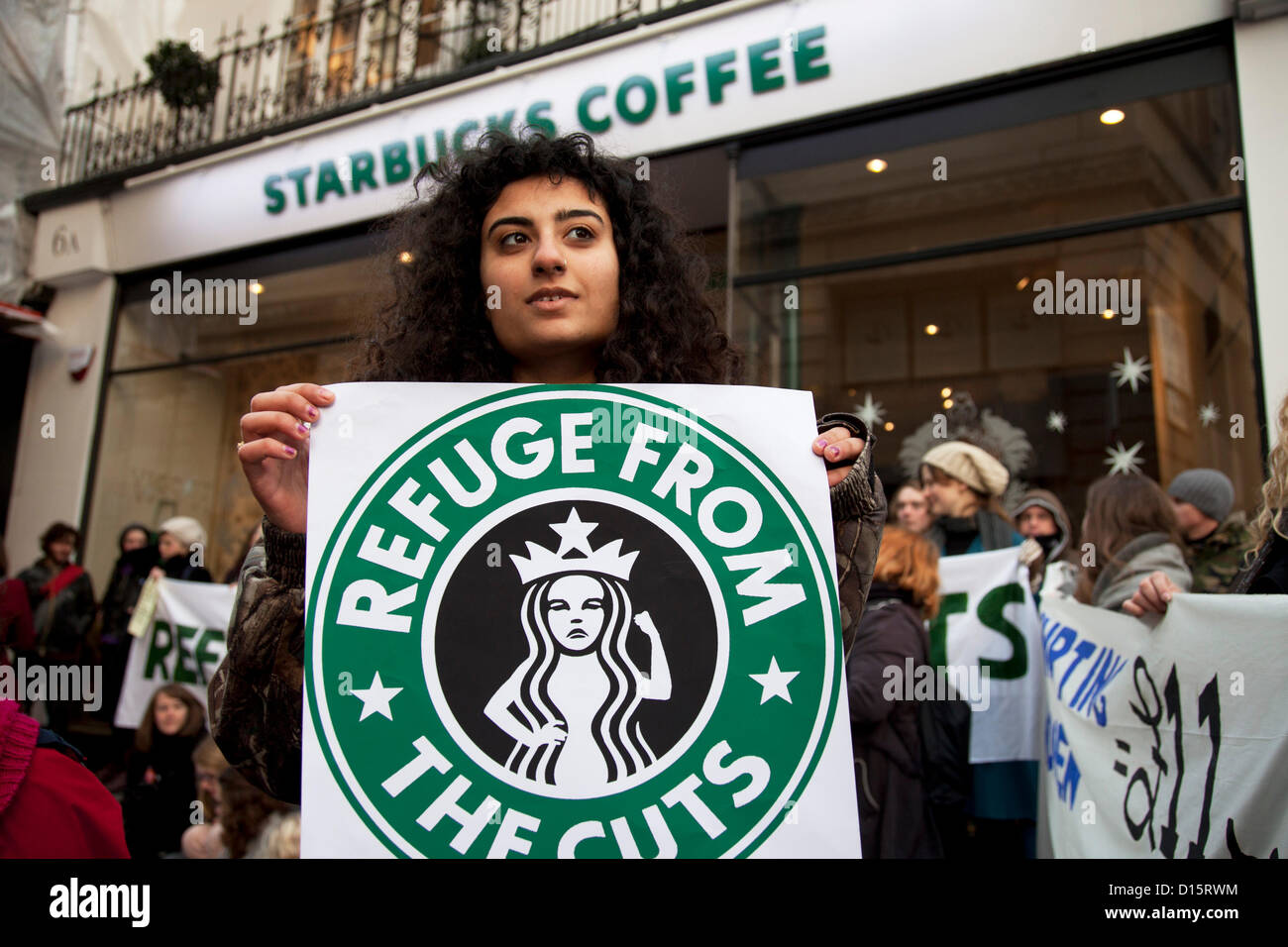 Londres, Royaume-Uni. Samedi 8 décembre 2012. UK Uncut protester contre des militants de l'évitement fiscal par Starbucks. En dépit de l'engagement de l'entreprise de payer des millions de livres supplémentaires de l'impôt sur les sociétés pour les deux prochaines années, plus de 40 de leurs cafés faisaient partie d'une manifestation nationale. Les organisateurs indiquent que la compagnie de café est promesse de payer £20m est "une tentative désespérée de détourner l'opinion publique" de lui-même. Banque D'Images