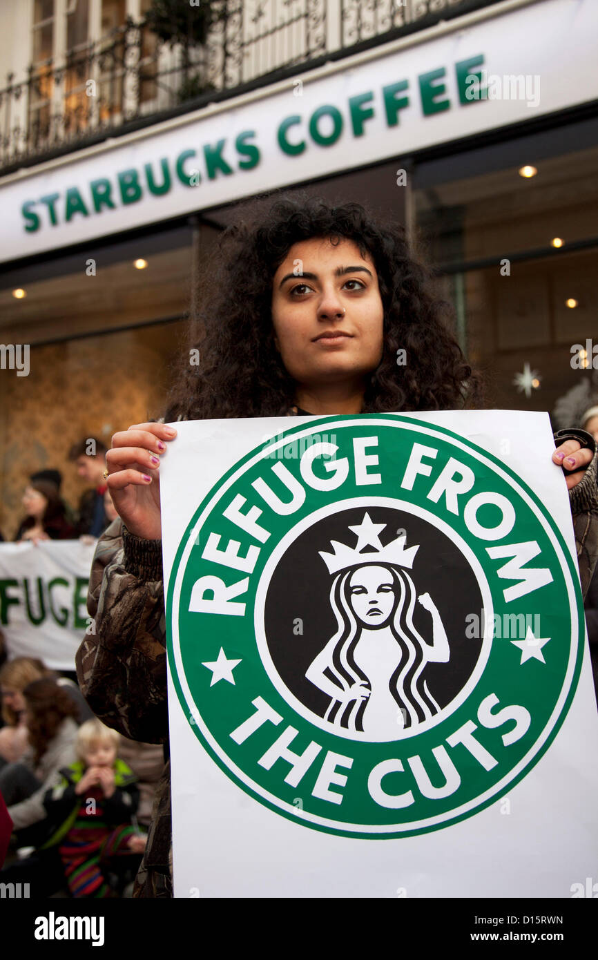 Londres, Royaume-Uni. Samedi 8 décembre 2012. UK Uncut protester contre des militants de l'évitement fiscal par Starbucks. En dépit de l'engagement de l'entreprise de payer des millions de livres supplémentaires de l'impôt sur les sociétés pour les deux prochaines années, plus de 40 de leurs cafés faisaient partie d'une manifestation nationale. Les organisateurs indiquent que la compagnie de café est promesse de payer £20m est "une tentative désespérée de détourner l'opinion publique" de lui-même. Banque D'Images