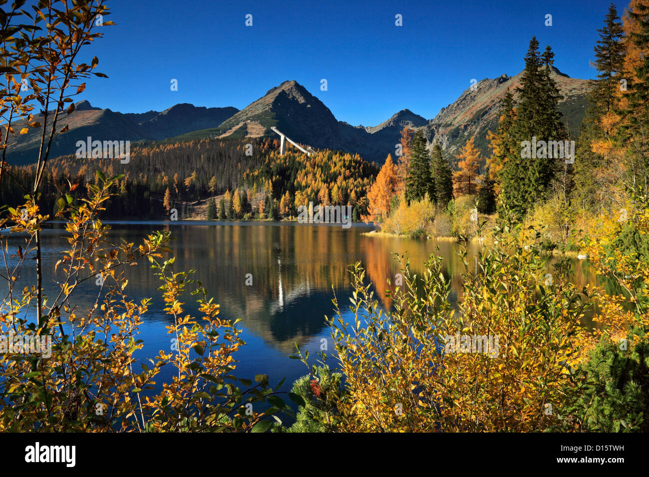 Couleurs d'automne et de réflexion à Štrbské Pleso dans la région de Slovaquie Tatras Banque D'Images