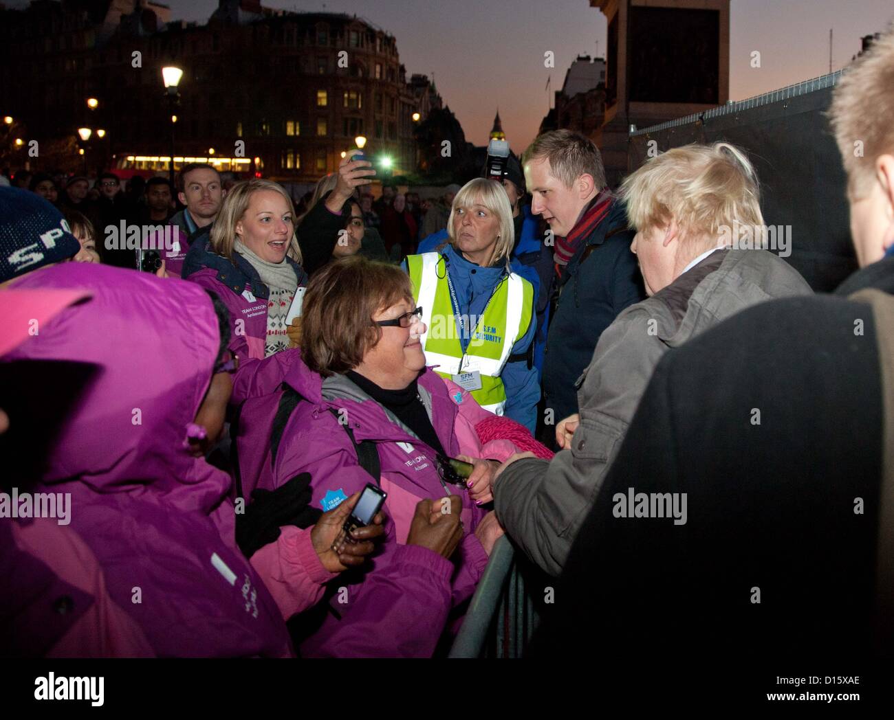 Londres, Royaume-Uni. 8 décembre 2012 Le maire de Londres Boris Johnson a rencontré les bénévoles de l'Jeux olympiques de 2012 à Londres qui ont été invités spéciaux lors d'un concert de Noël à Trafalgar Square. Banque D'Images