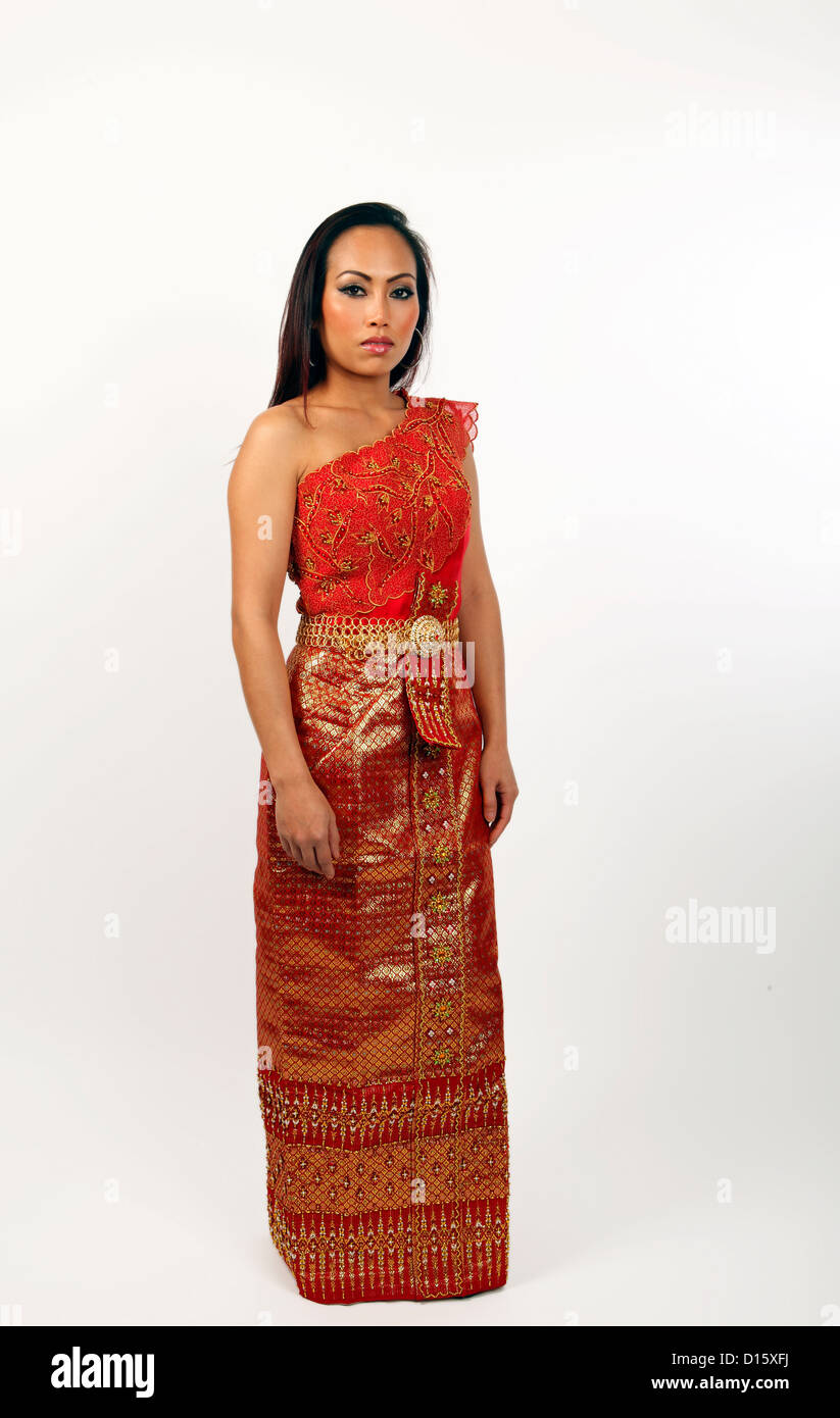 Jeune fille thaïe dans une robe traditionnelle. Banque D'Images