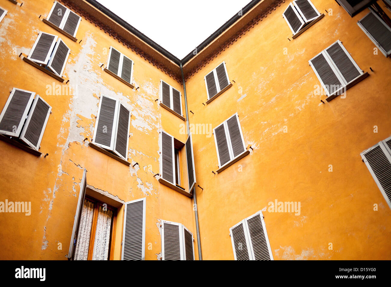 Les murs en pierre jaune chambre terrasse urbaine italienne surround Banque D'Images
