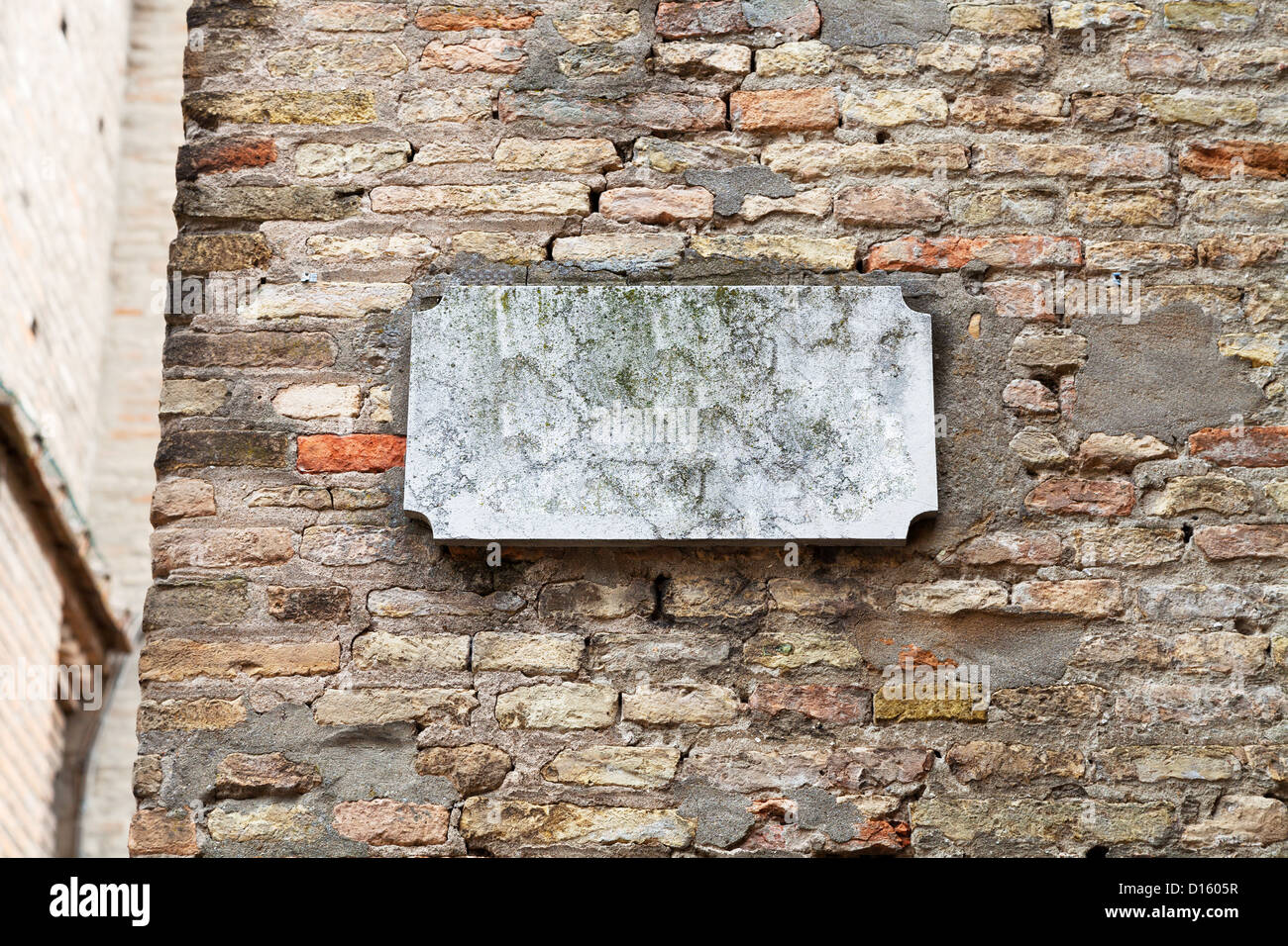 En plaque de rue sur le vieux mur de brique à Ravenne, Italie Banque D'Images