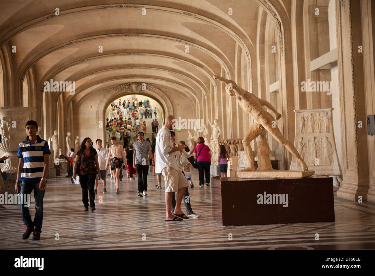 Les touristes regardent vers la statuaire grecque antique - Musée du Louvre, Paris Banque D'Images