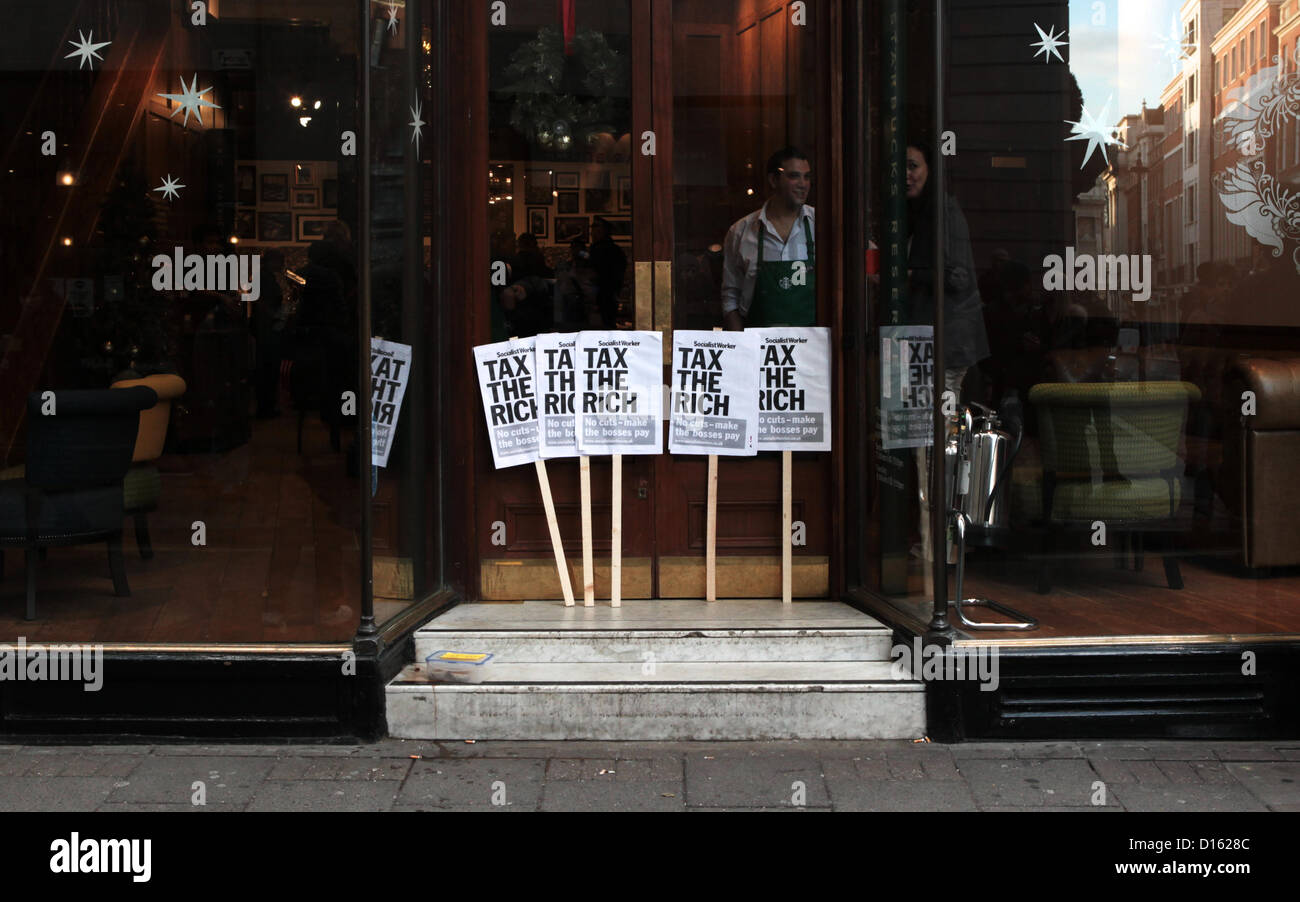Londres, Royaume-Uni. 8 décembre 2012. Des militants de UK Uncut protester à l'intérieur et dehors des magasins Starbucks dans le centre de Londres aujourd'hui, à la suite de relegations le mois dernier que l'entreprise nous a pas payé d'impôt des sociétés au cours des trois dernières années. George Henton. Banque D'Images