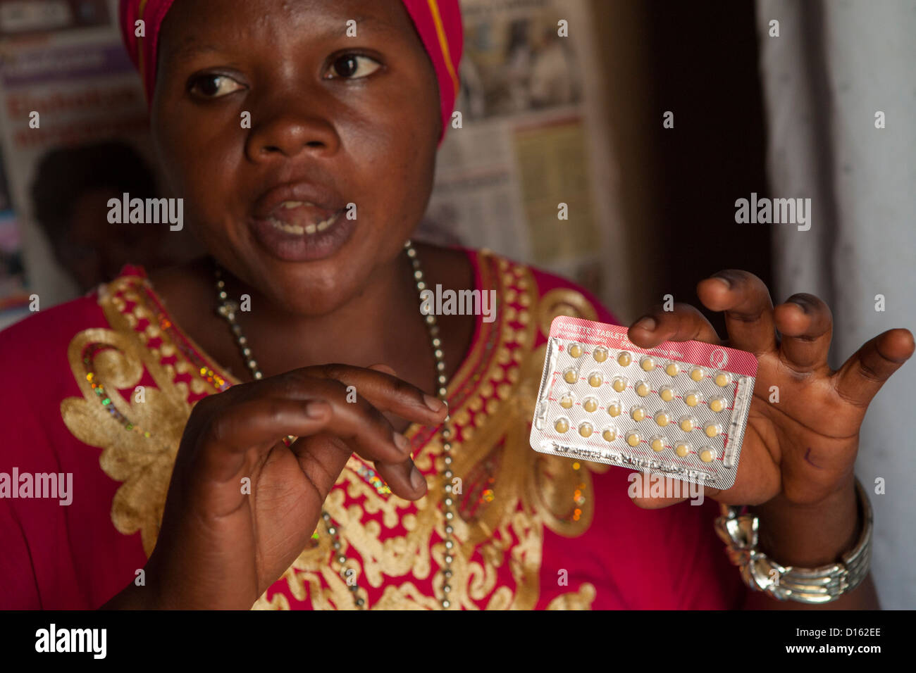 Relais communautaire traite de contraceptifs oraux à Kasese, en Ouganda, en Afrique de l'Est. Banque D'Images