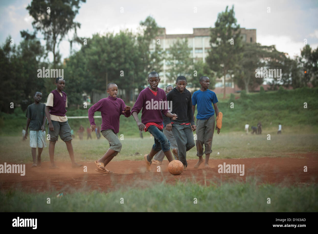 Les élèves jouent au football après les classes à Nyeri, Kenya, Afrique de l'Est. Banque D'Images