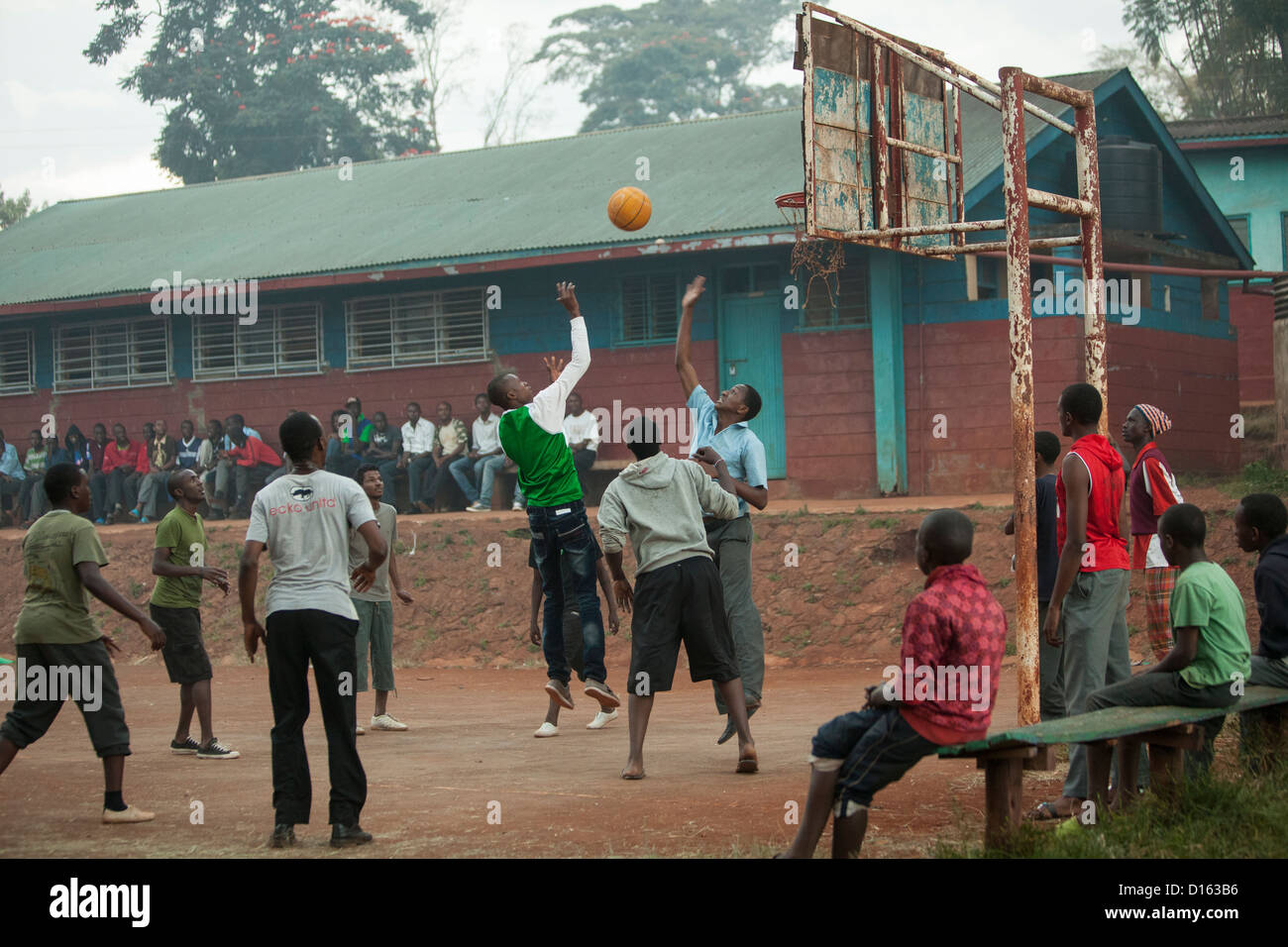 Les étudiants de niveau secondaire jouer au basket-ball après les cours à Nyeri, Kenya, Afrique de l'Est. Banque D'Images