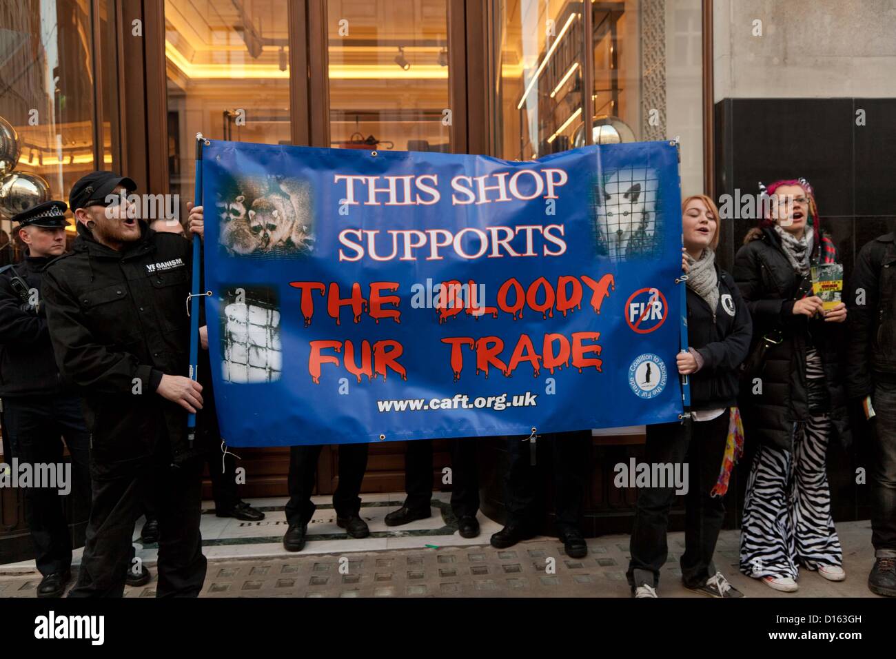 Londres, Royaume-Uni. 8 décembre 2012 La Coalition pour l'abolition de la traite des fourrures ont manifesté à l'extérieur du magasin Burberry sur Regents Street contre leur vente de produits de la fourrure. Ils ont ensuite déménagé à Great Marlborough Street, où ils ont protesté à l'extérieur au-delà de Retro. Banque D'Images