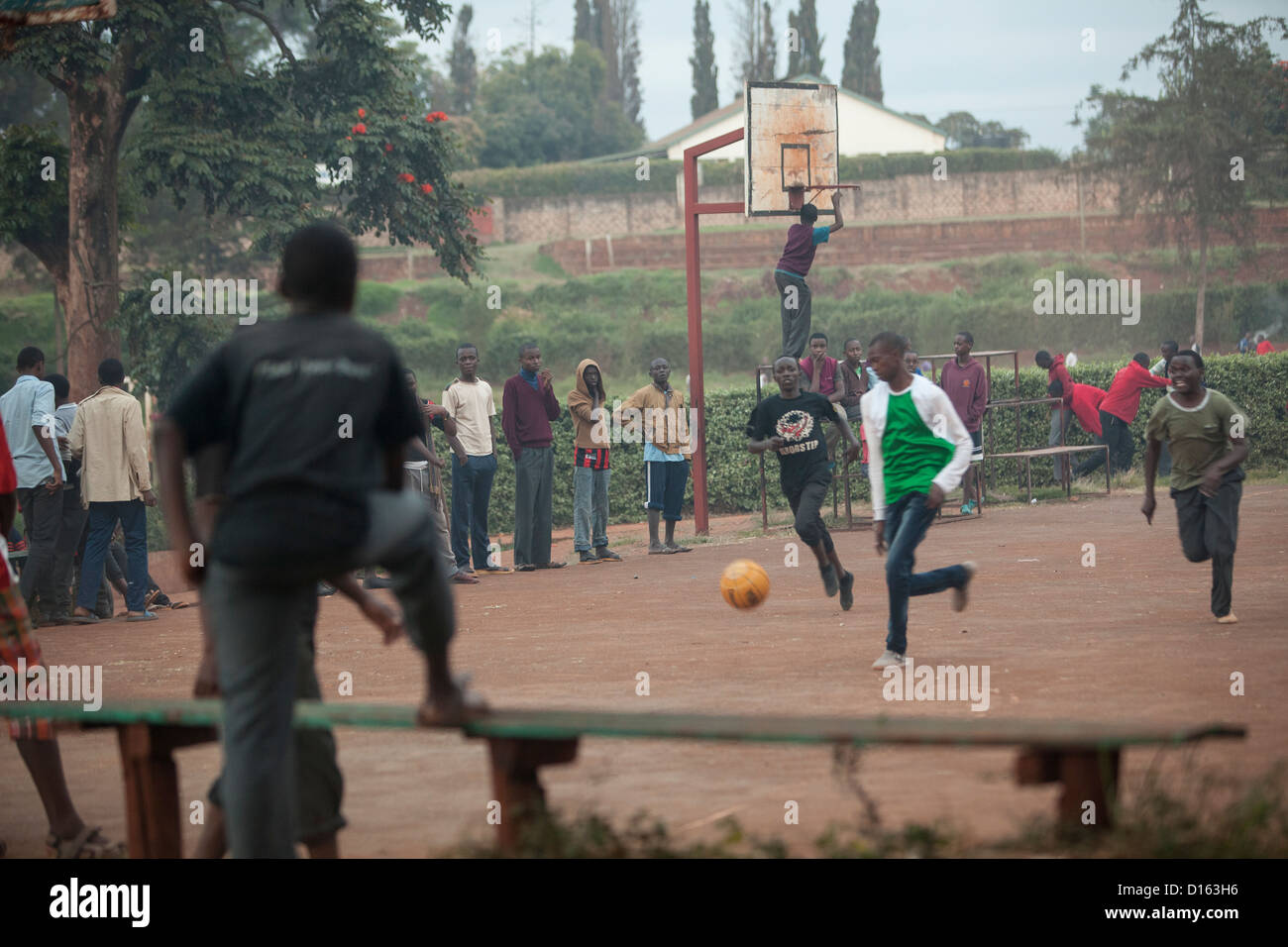 Les étudiants de niveau secondaire jouer au basket-ball après les cours à Nyeri, Kenya, Afrique de l'Est. Banque D'Images
