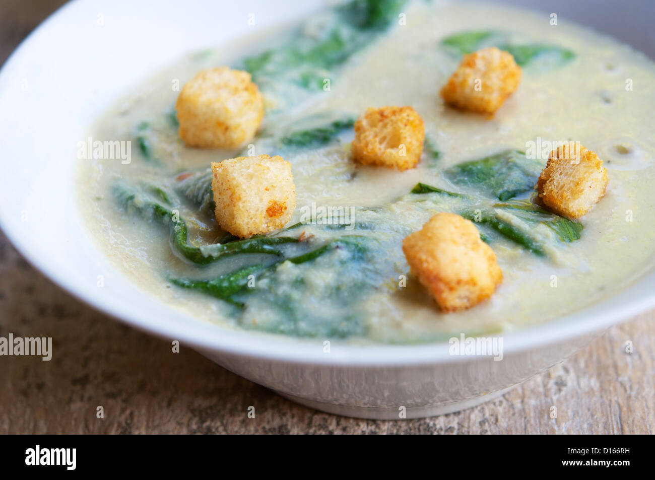 Une version de cette soupe vegan et savoureux artichaut populaires aux épinards. Banque D'Images