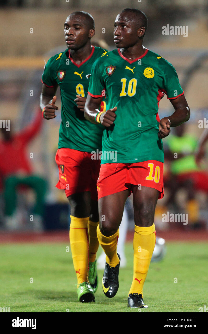 Brice Owona (L) et Jacques Zoua (R) du Cameroun en action pendant la FIFA 2009 Coupe du Monde U-20 Groupe C match contre les USA. Banque D'Images